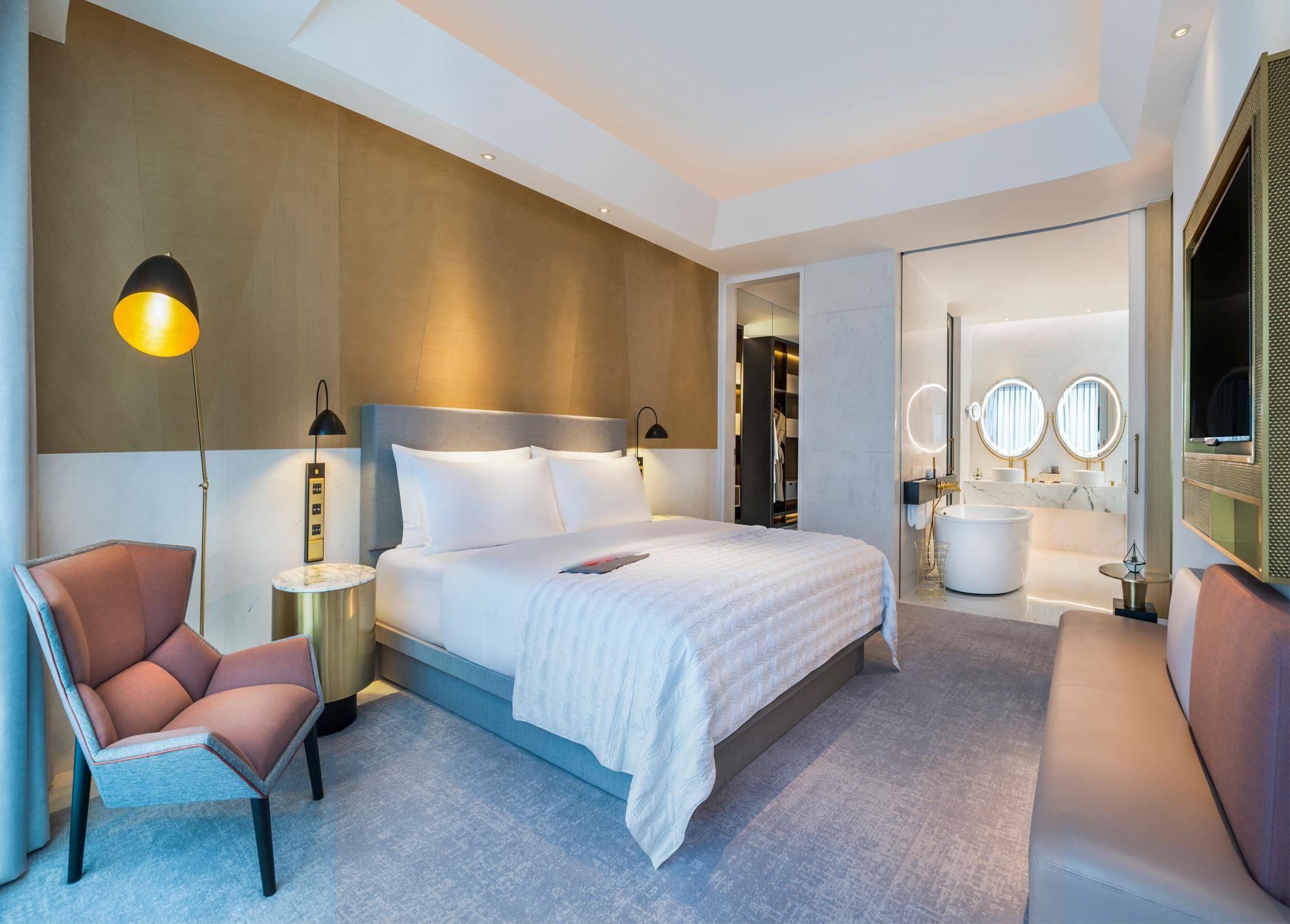 Club lounge access, Suite, 1 King, City view
