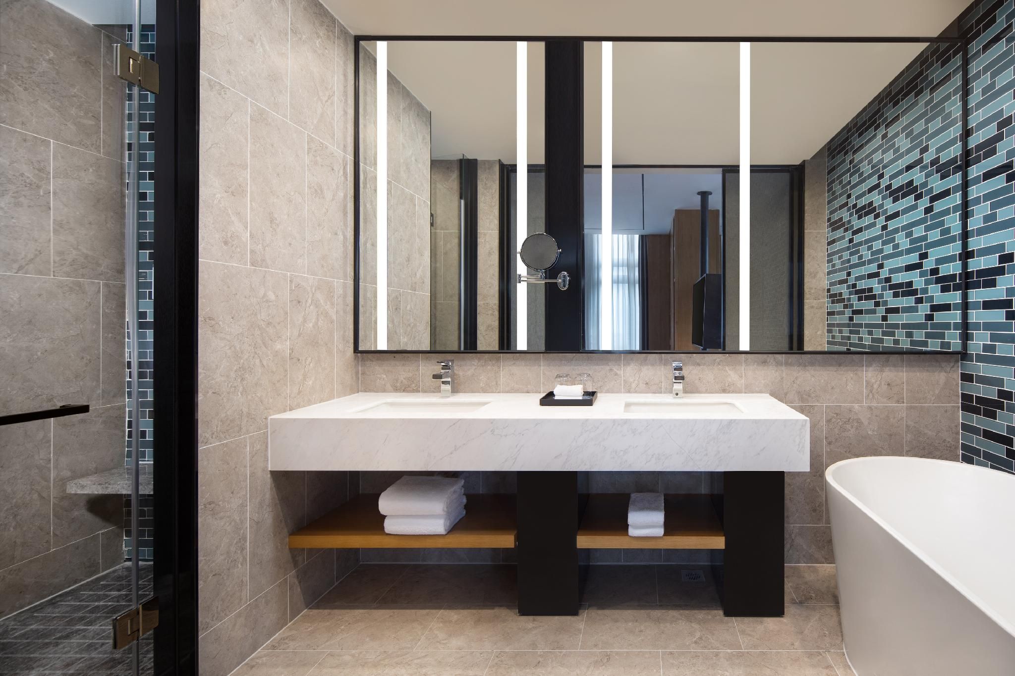 Suite, 1 King, City view, Balcony