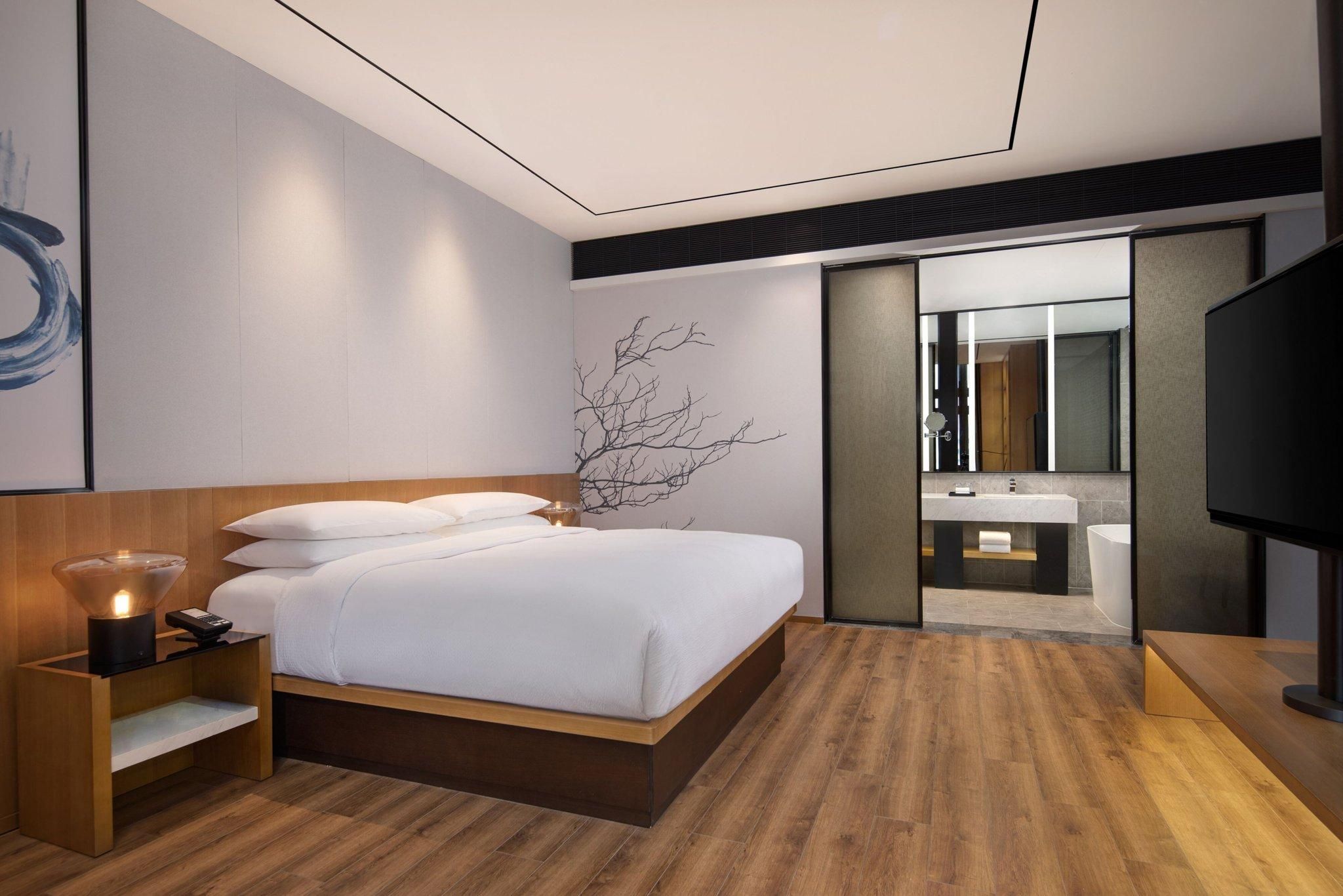 Suite, 1 King, City view, Balcony