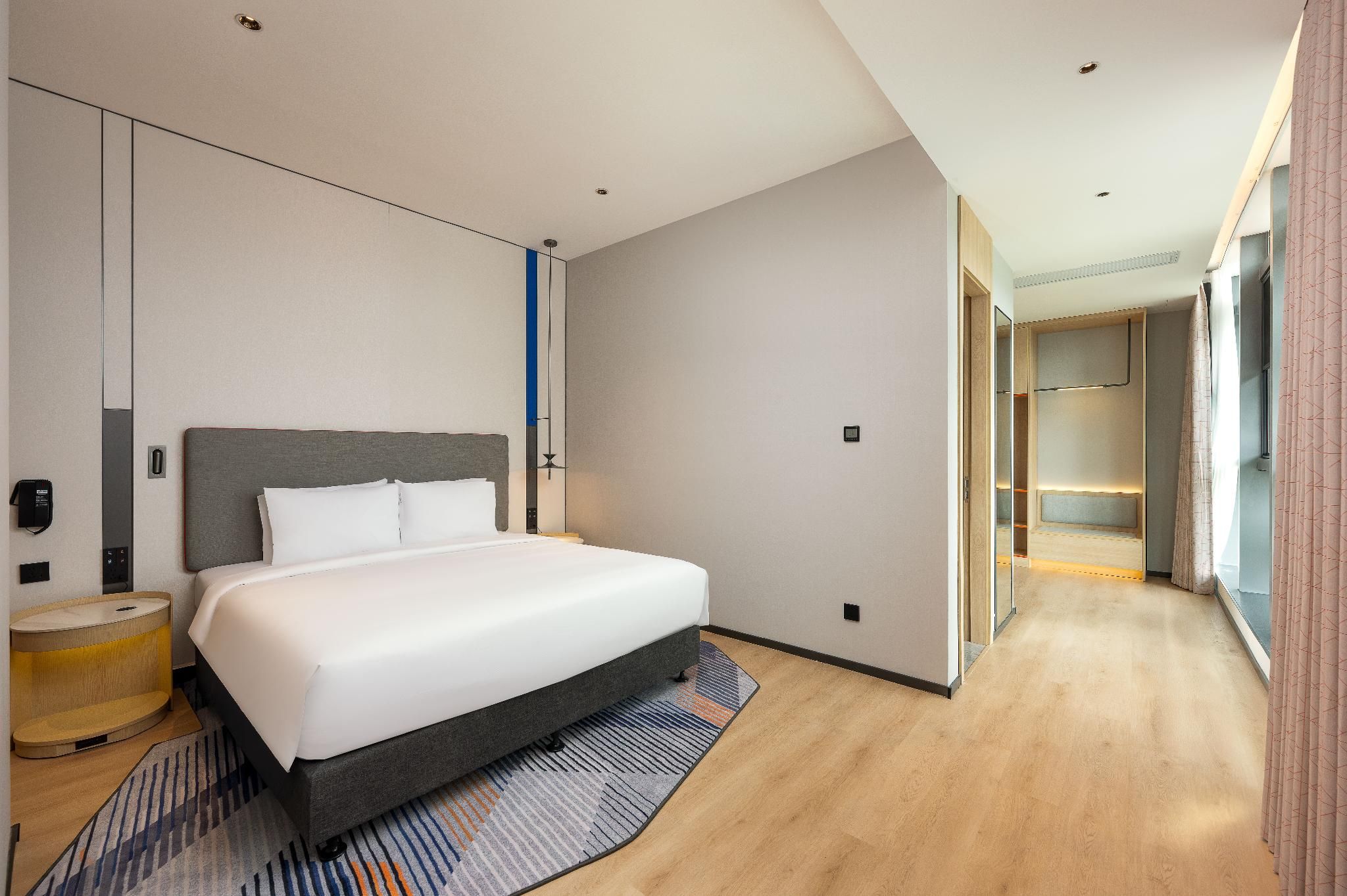 1 King Standard Extra Floor Space