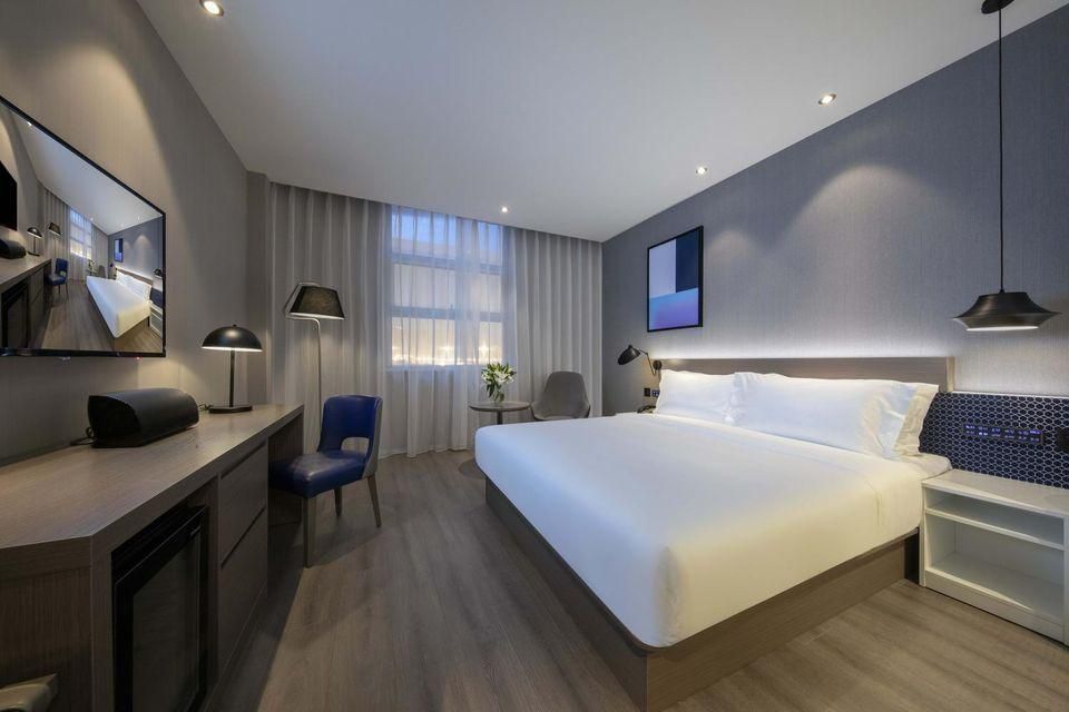 Business Queen Room