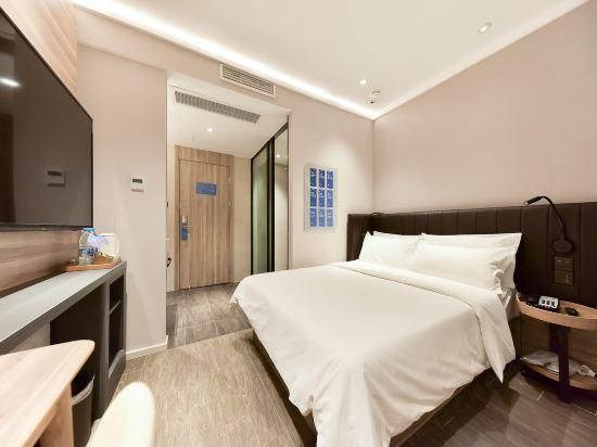 Hotel Queen Room
