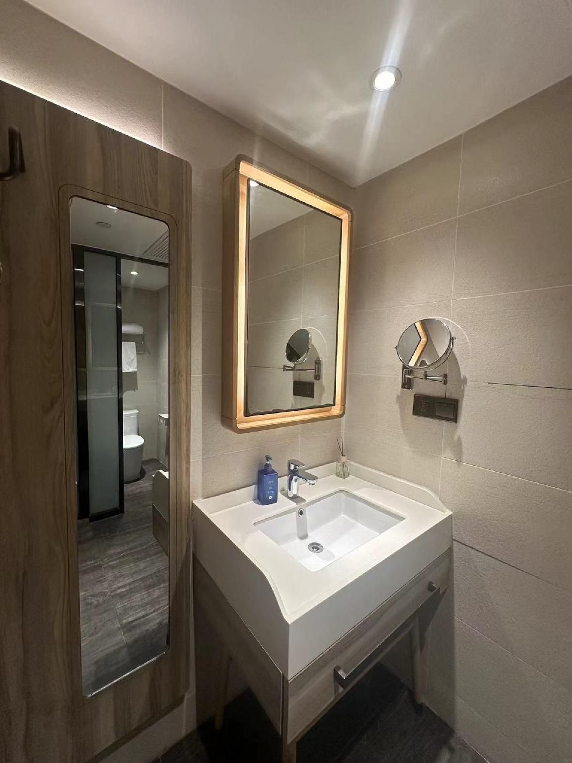 Queen Room A