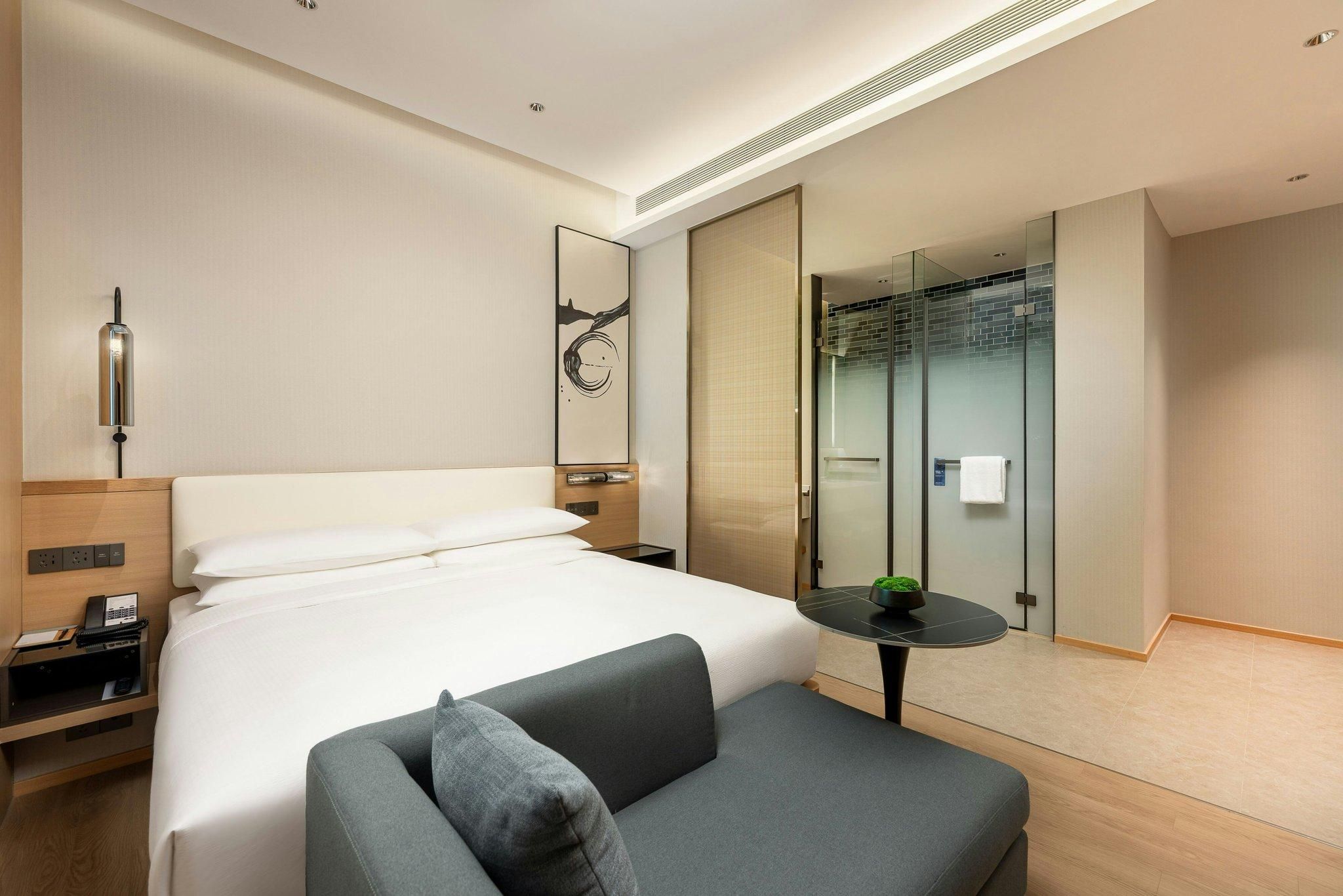 Comfort King, Guest room, 1 King, Atrium window
