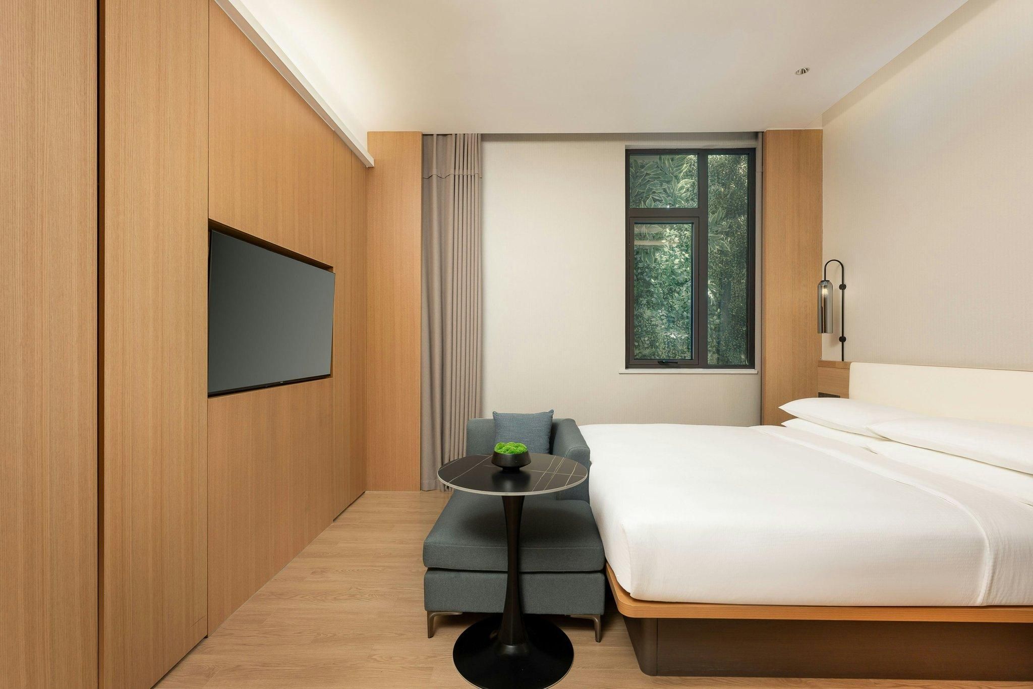 Comfort King, Guest room, 1 King, Atrium window