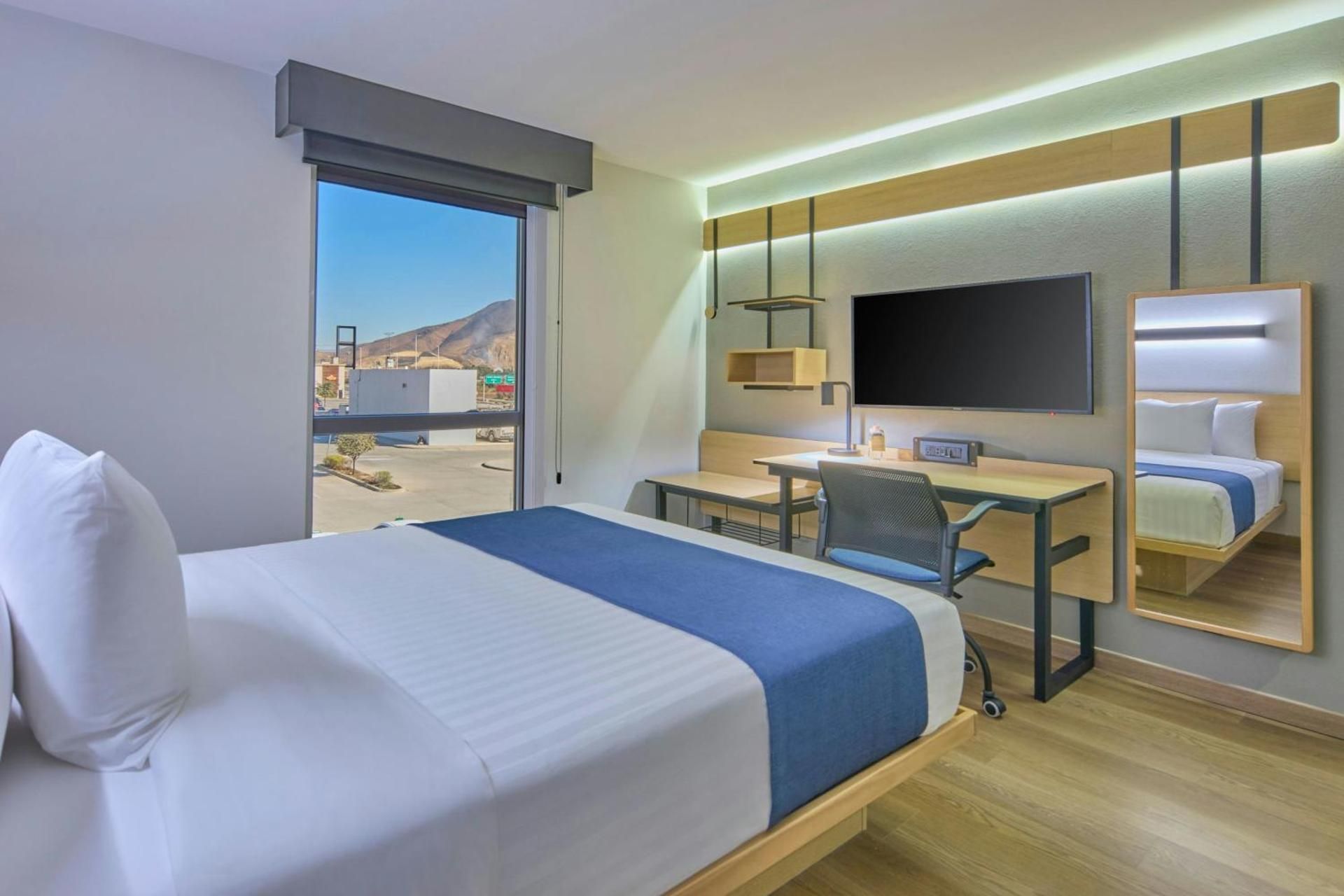 Standard Guest Room, Guest Room, 1 Queen, City View