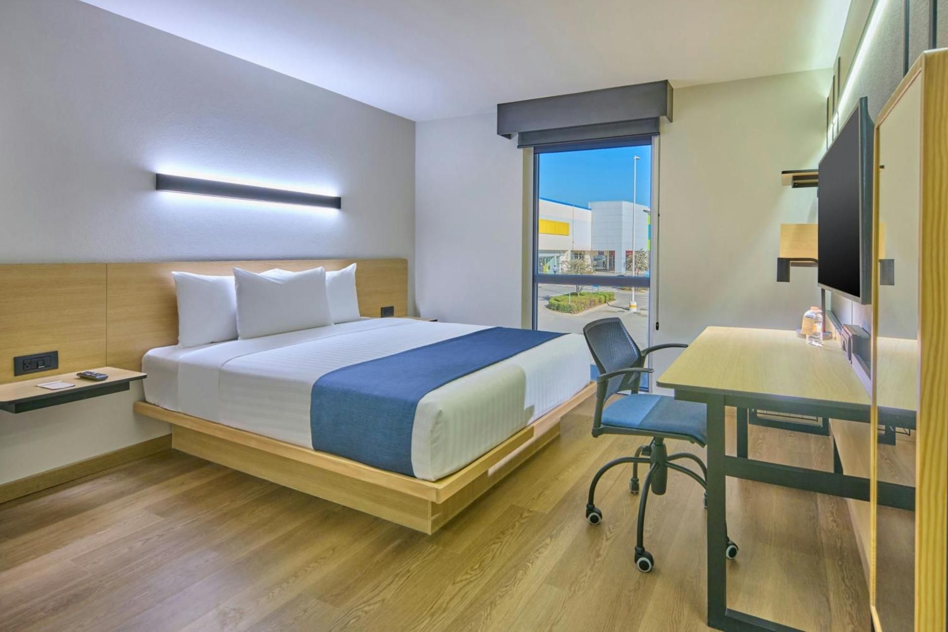 Standard Guest Room, Guest Room, 1 Queen, City View