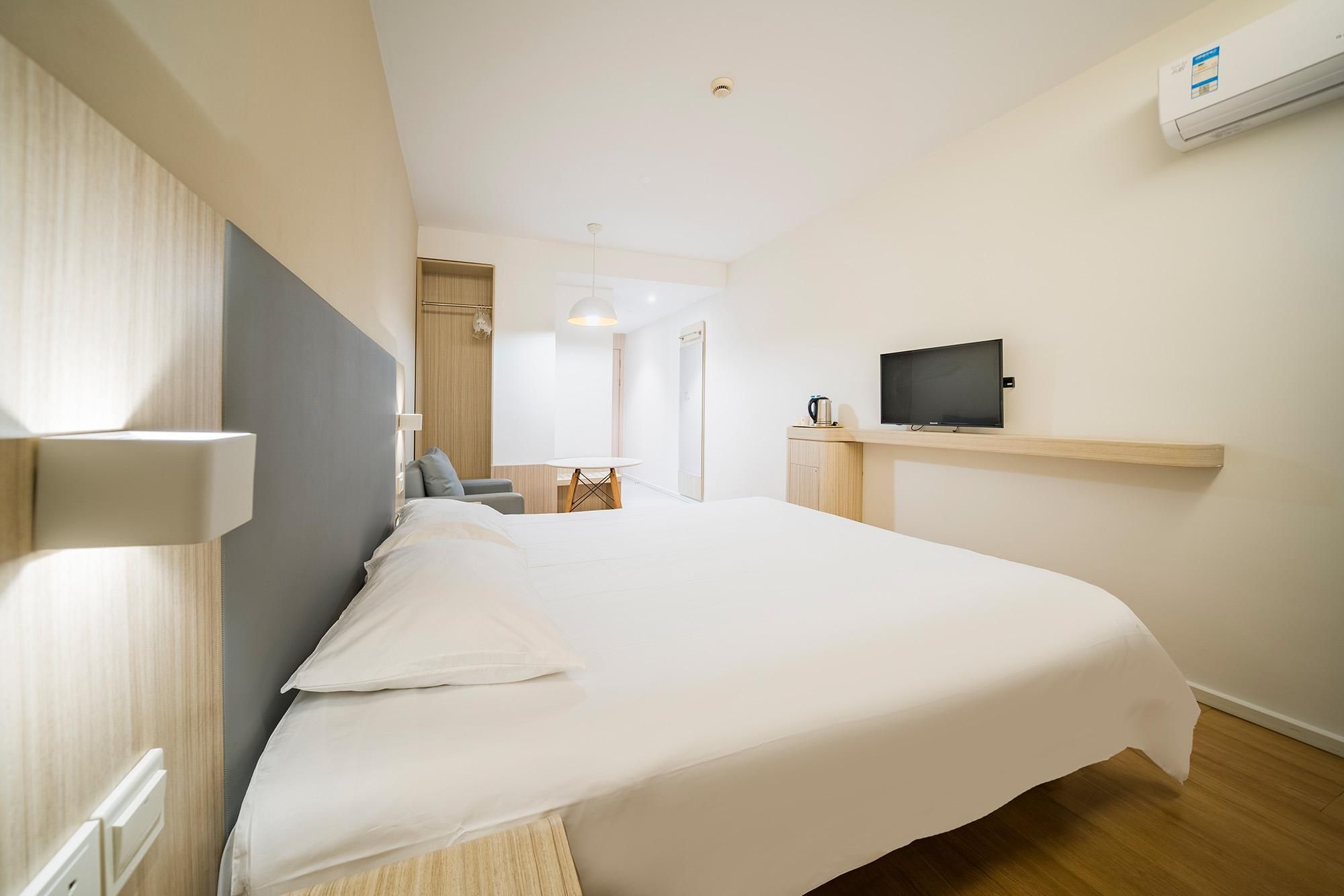 Hotel Queen Room
