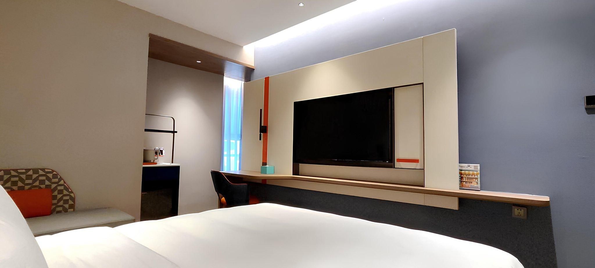 1 King Standard Stocked Minibar