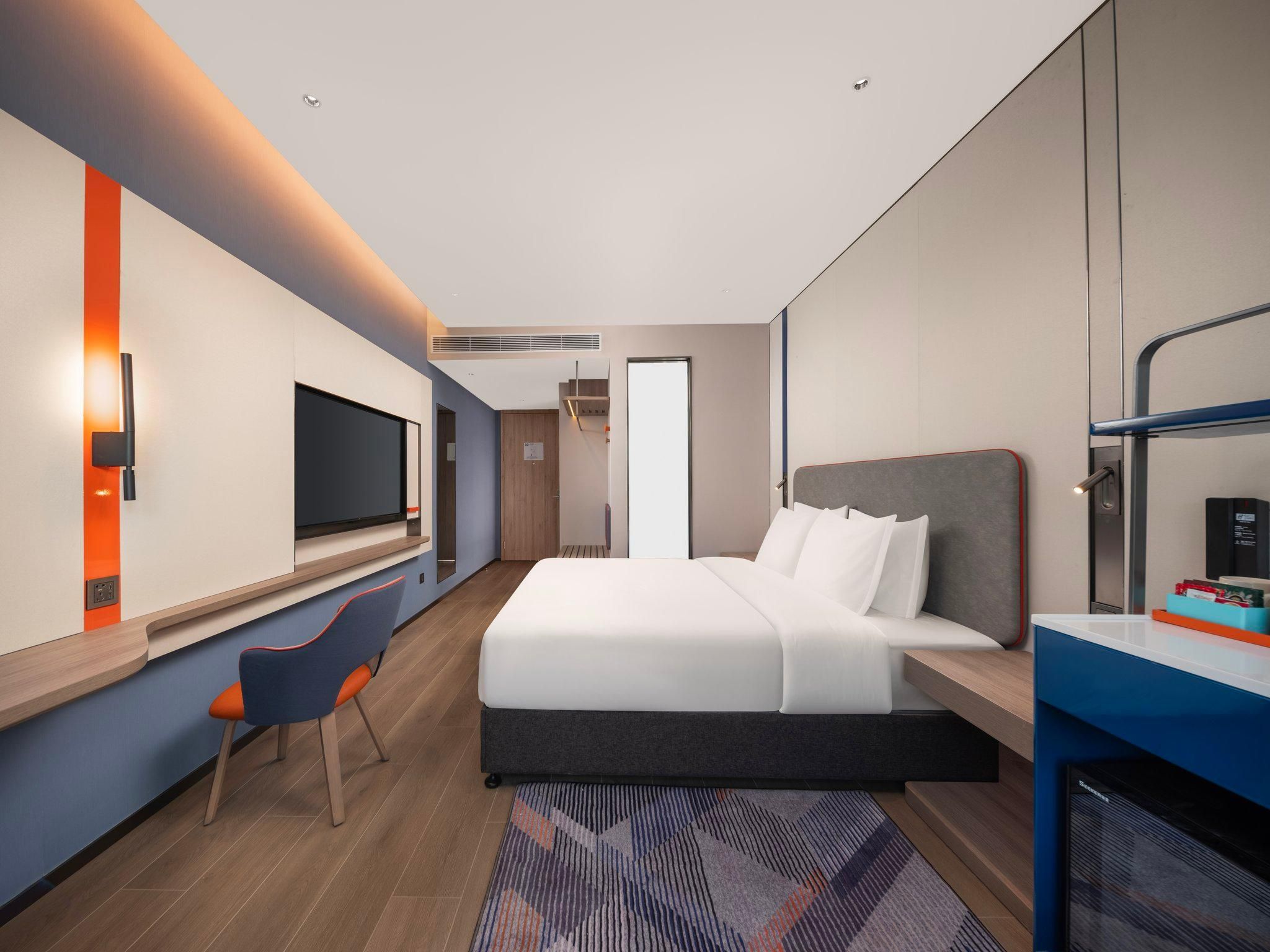 1 King Standard Stocked Minibar