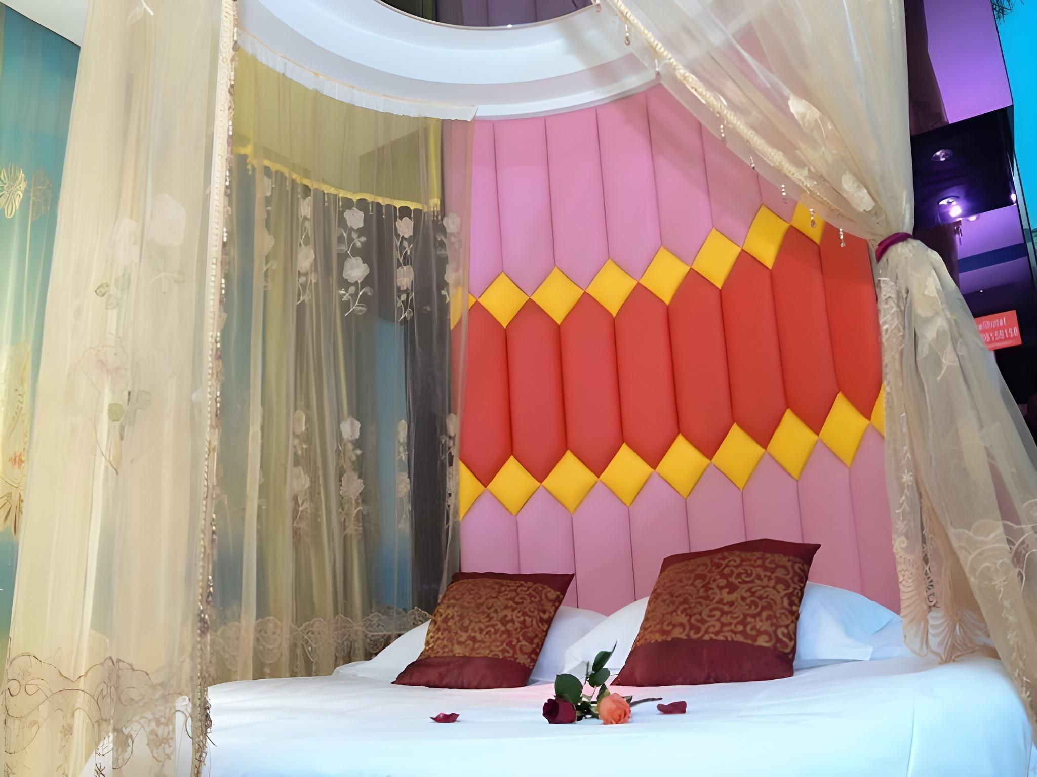 Feature Queen Room - Round Bed