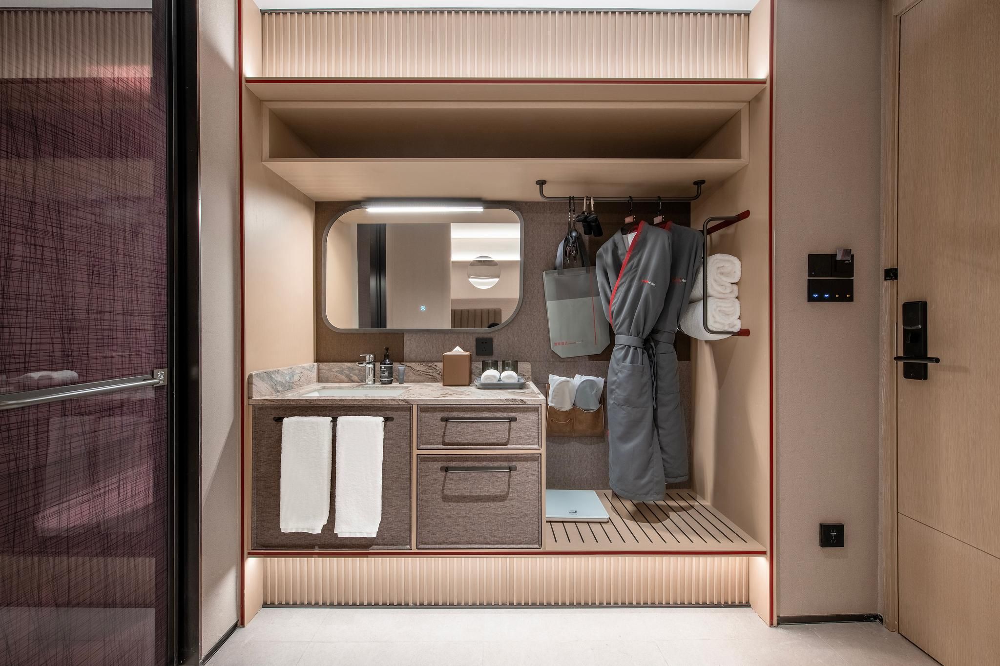 Intercity Superior Queen Room