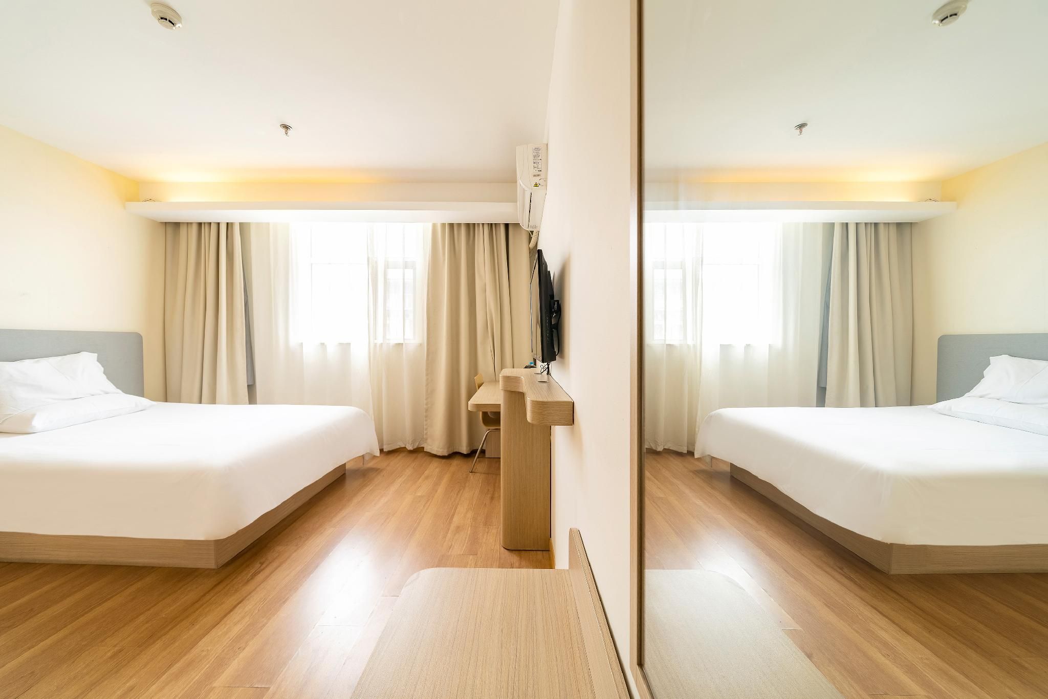 Queen Superior Room