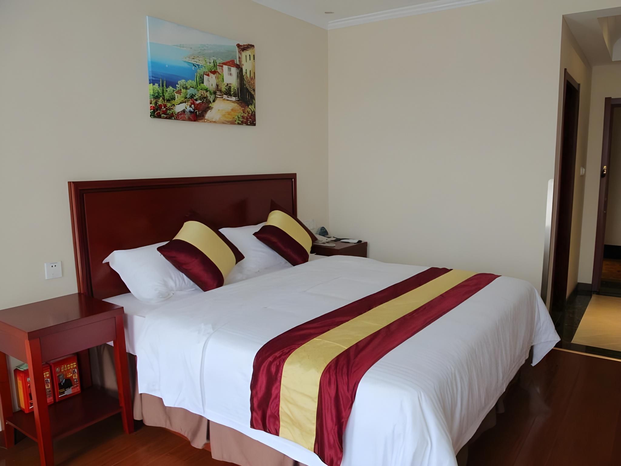 Room with Queen Bed