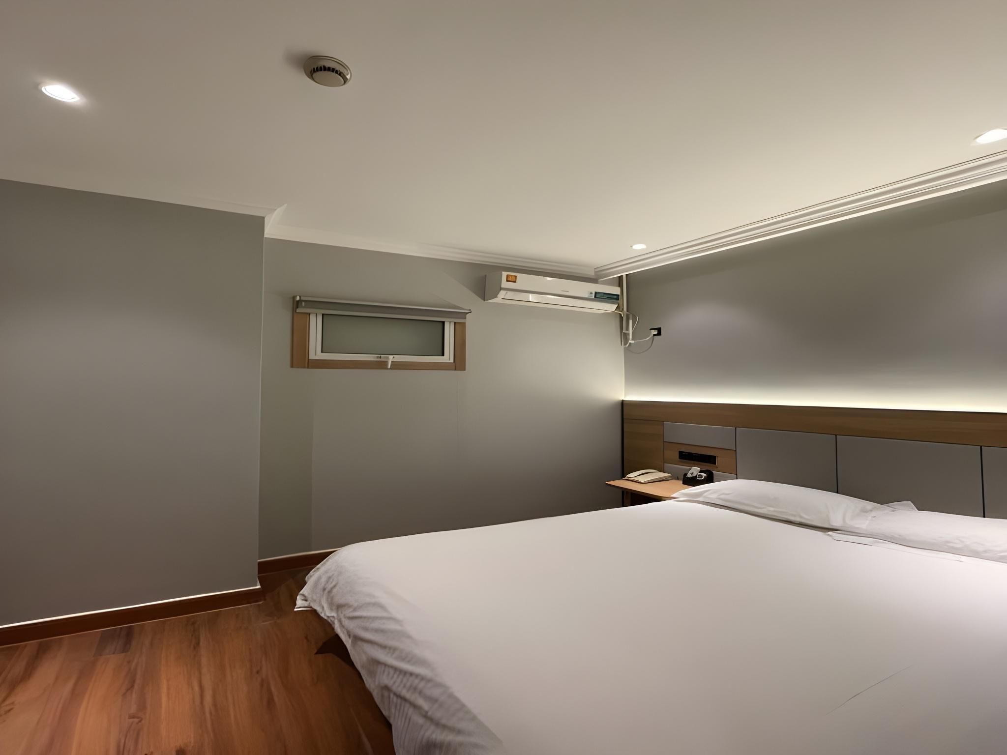 GTI - Qingxin 1 Bed Room, Inner Window