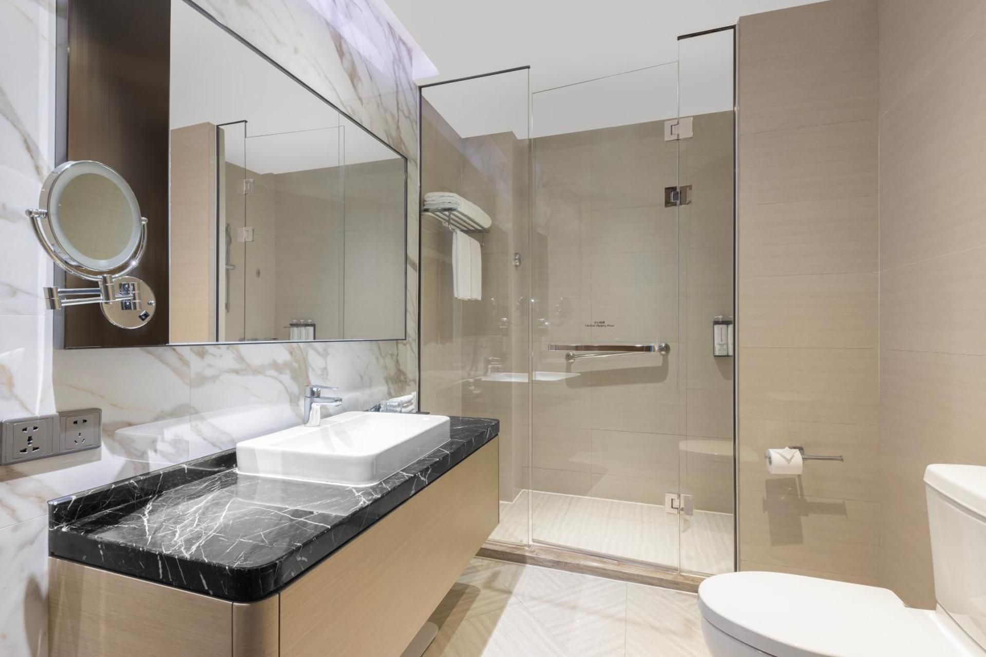 King Suite (with Kitchen)
