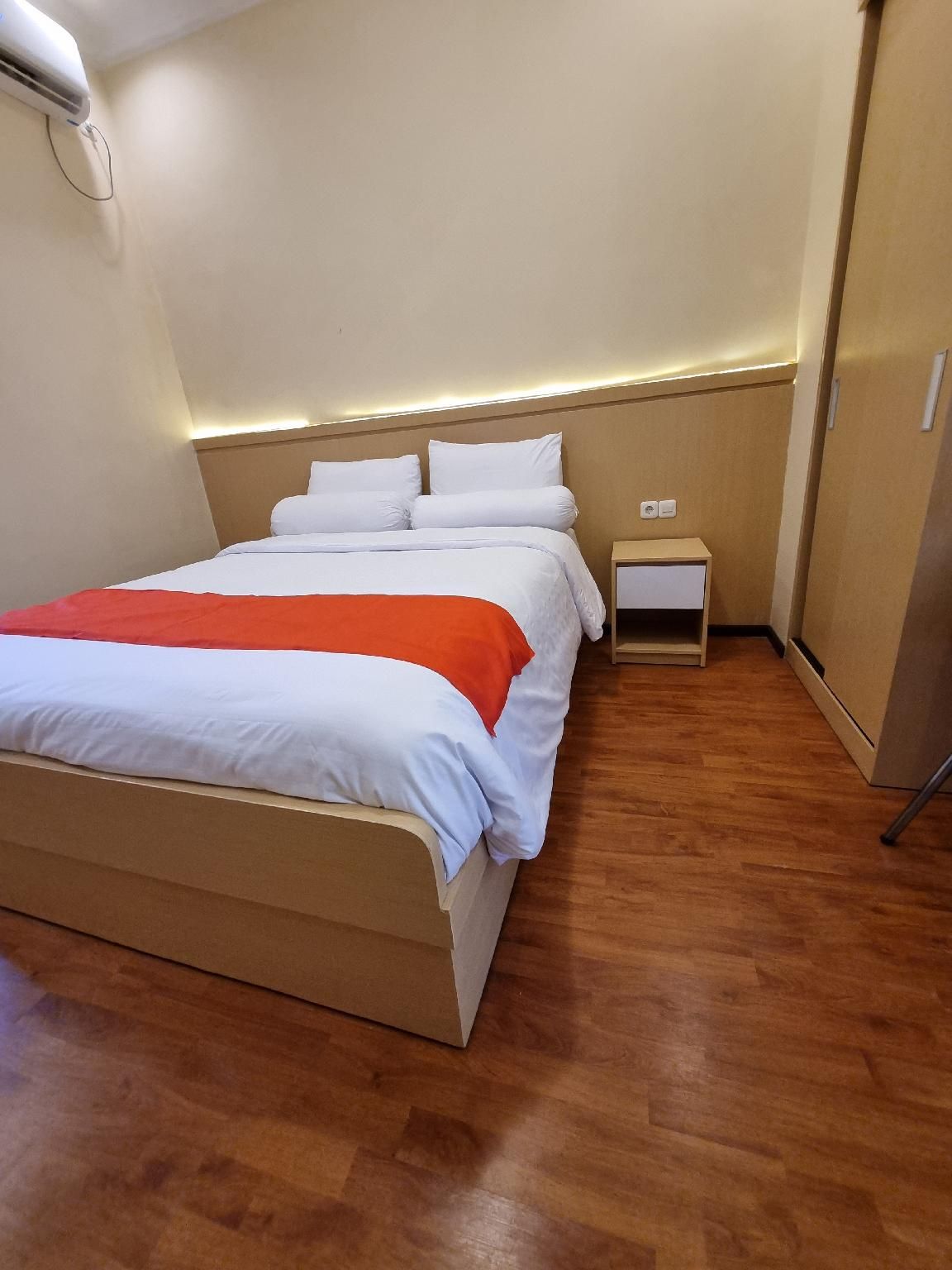 Deluxe - 1 Queen Bed