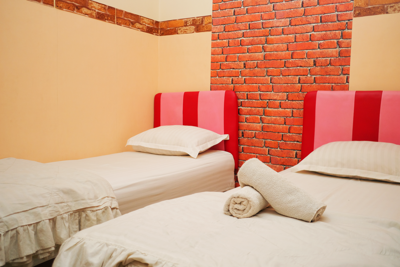 Standard Twin Beds Room
