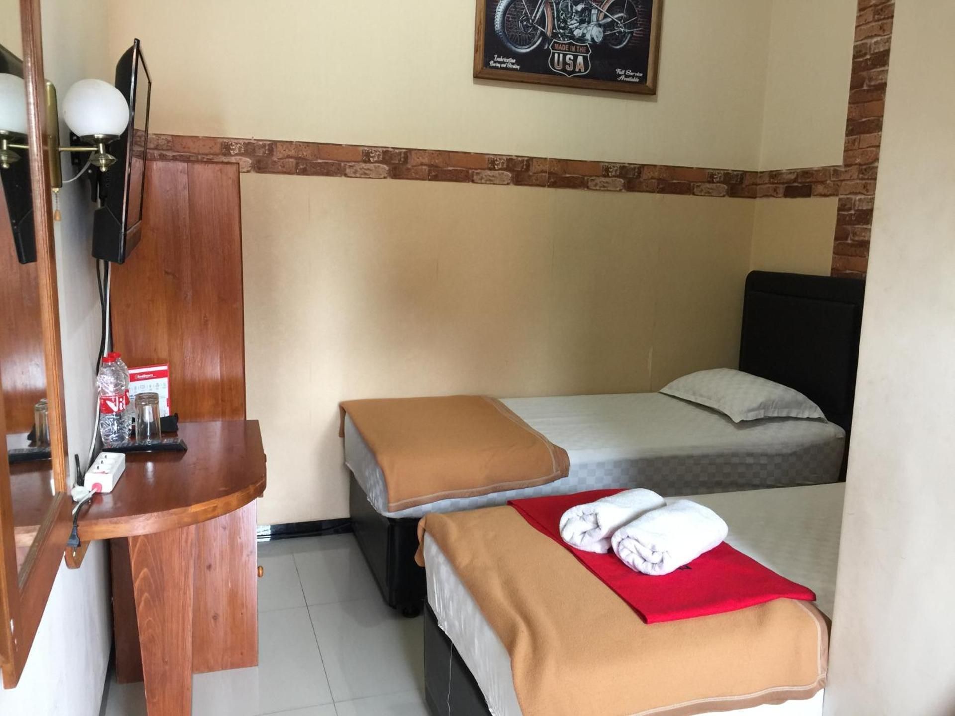 Standard Twin Beds Room