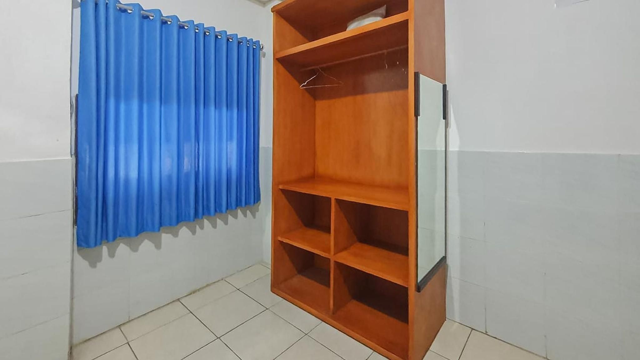 RedDoorz Twin Room