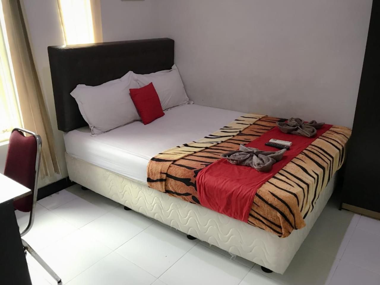 Standard - 1 Double Bed with Desk