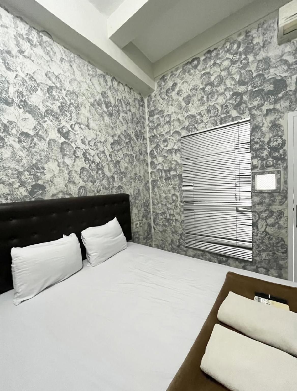Deluxe - 1 Queen Bed