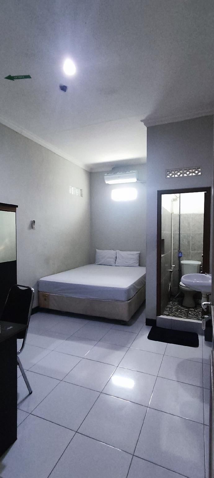 Standard - 1 Double Bed with Desk