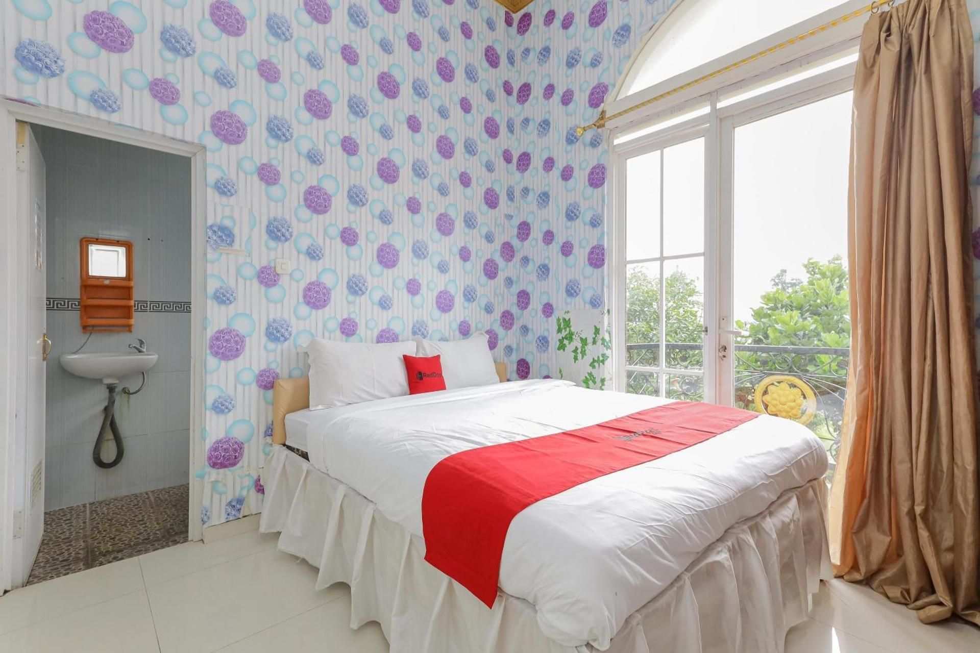 RedDoorz Room