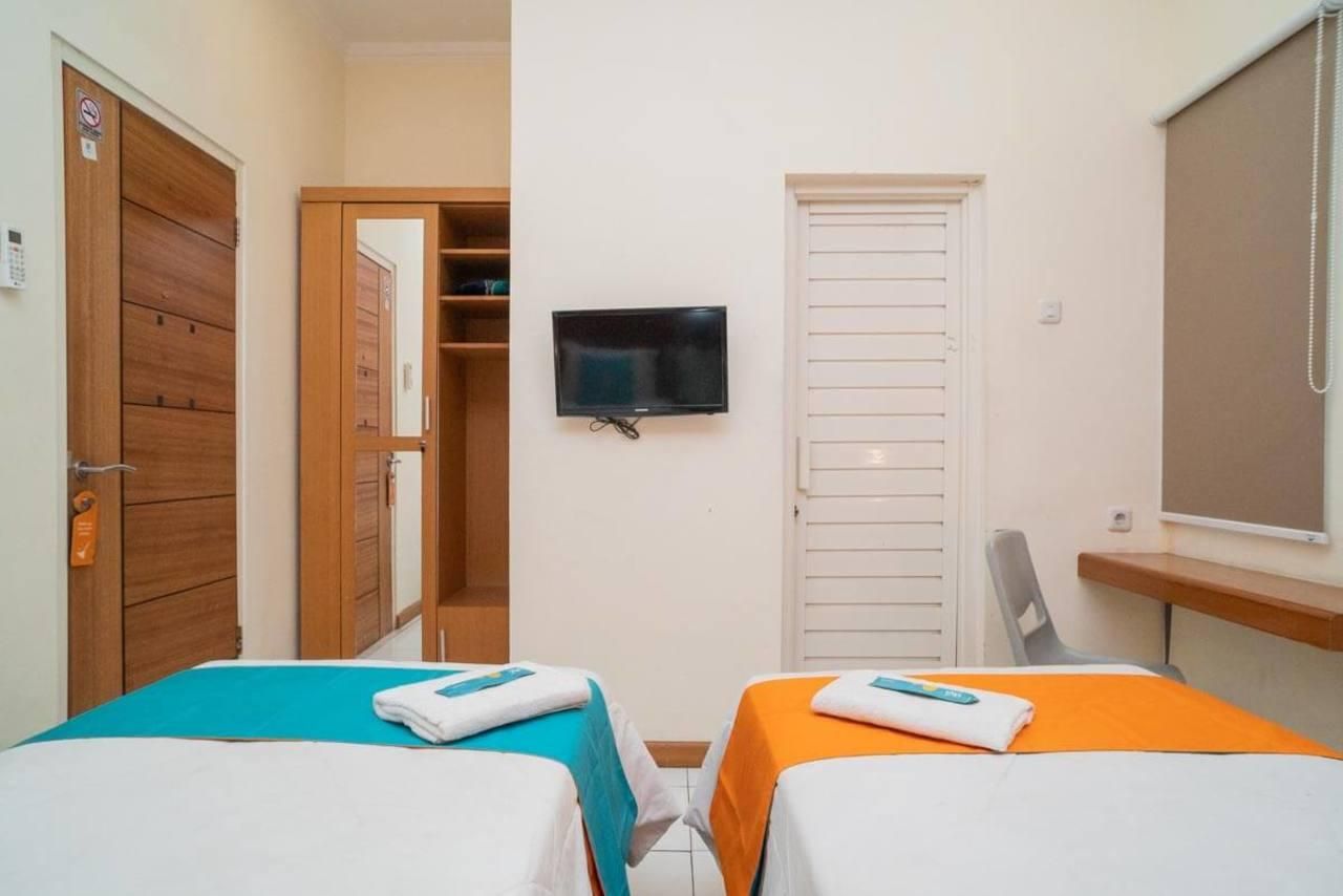 Sans Hotel FiFFa Pisang Kipas Malang Superior Twin Room 3
