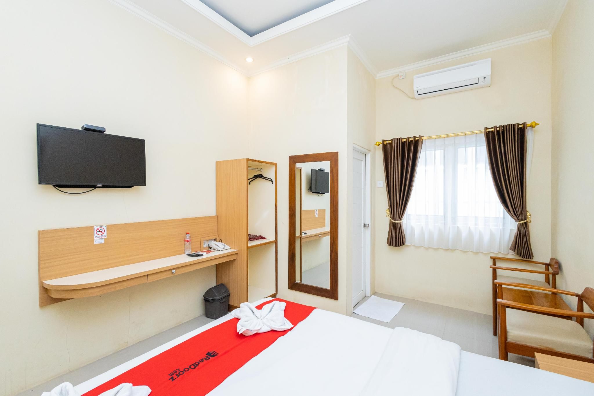 RedDoorz Room