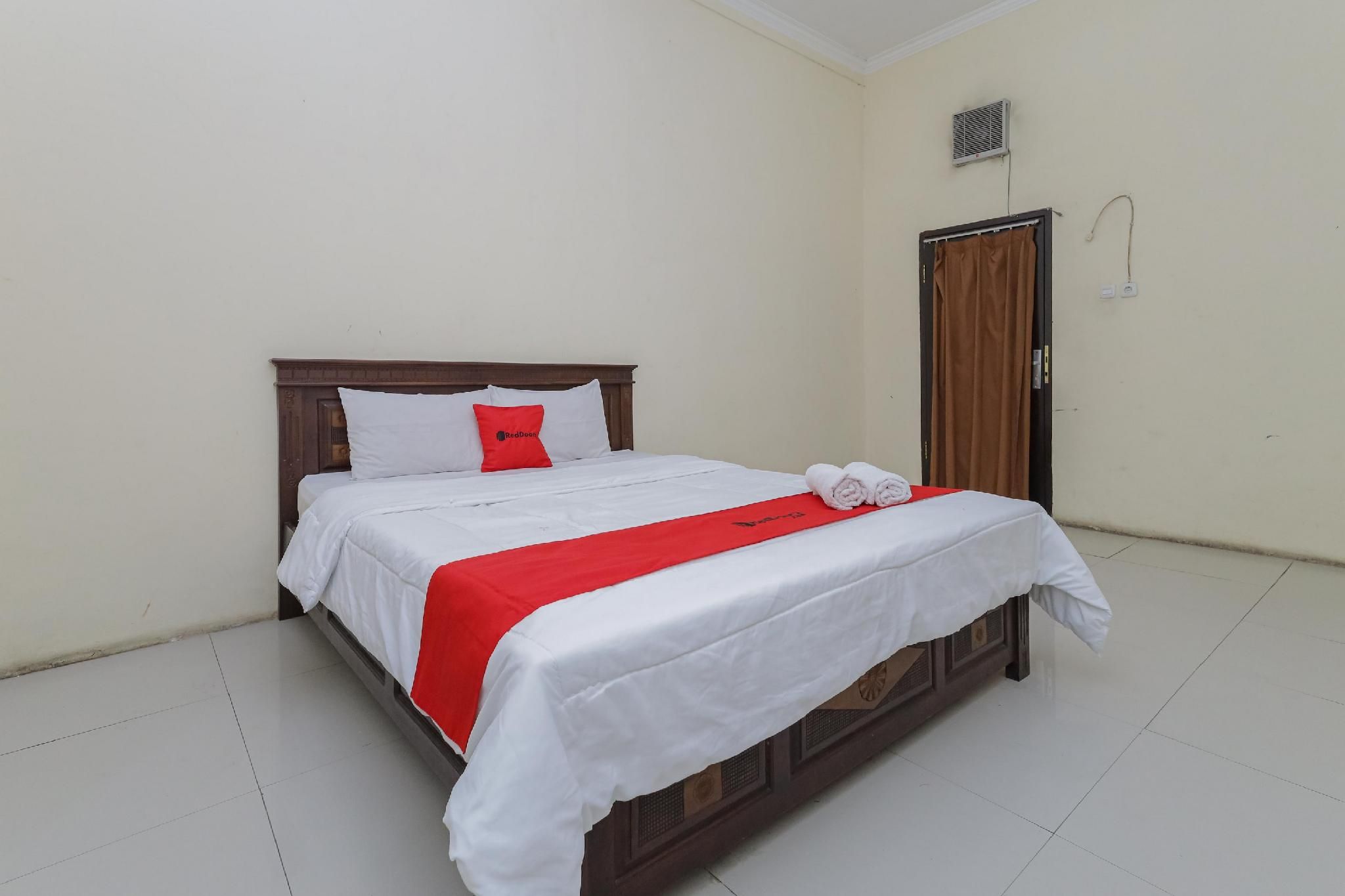 RedDoorz Room