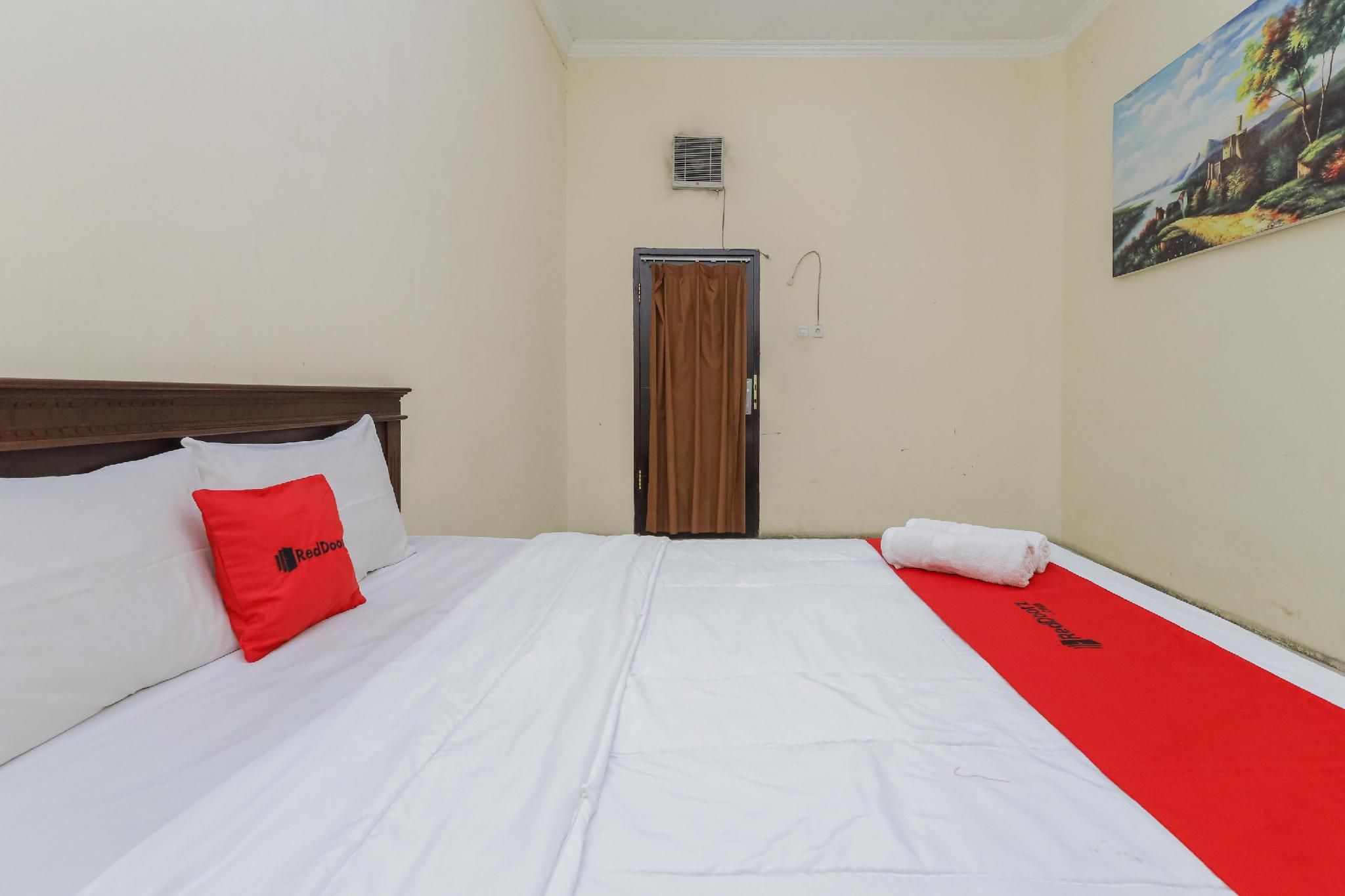 RedDoorz Room