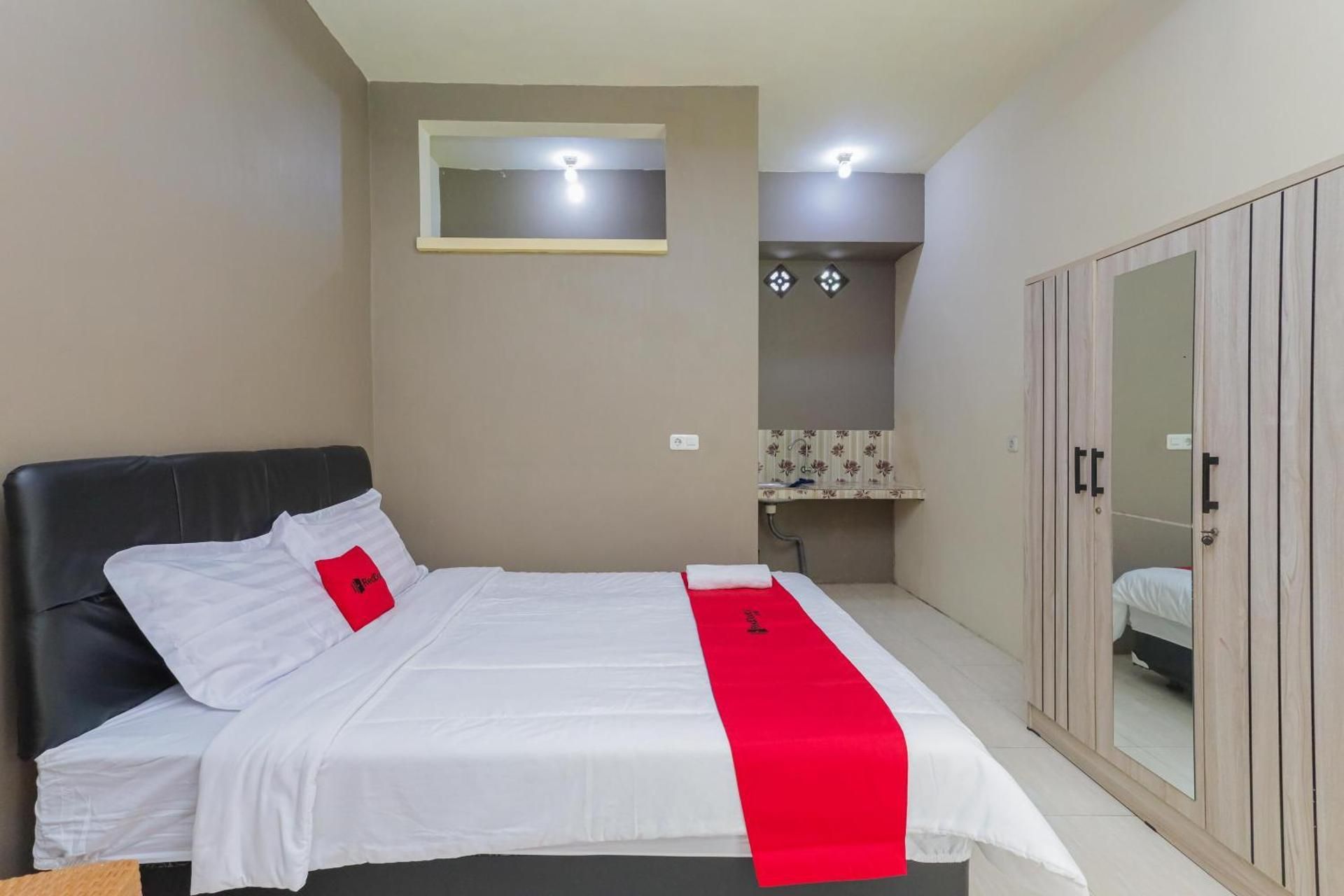 RedDoorz Plus @ Villa Bontes Batu Economy Double Room 2
