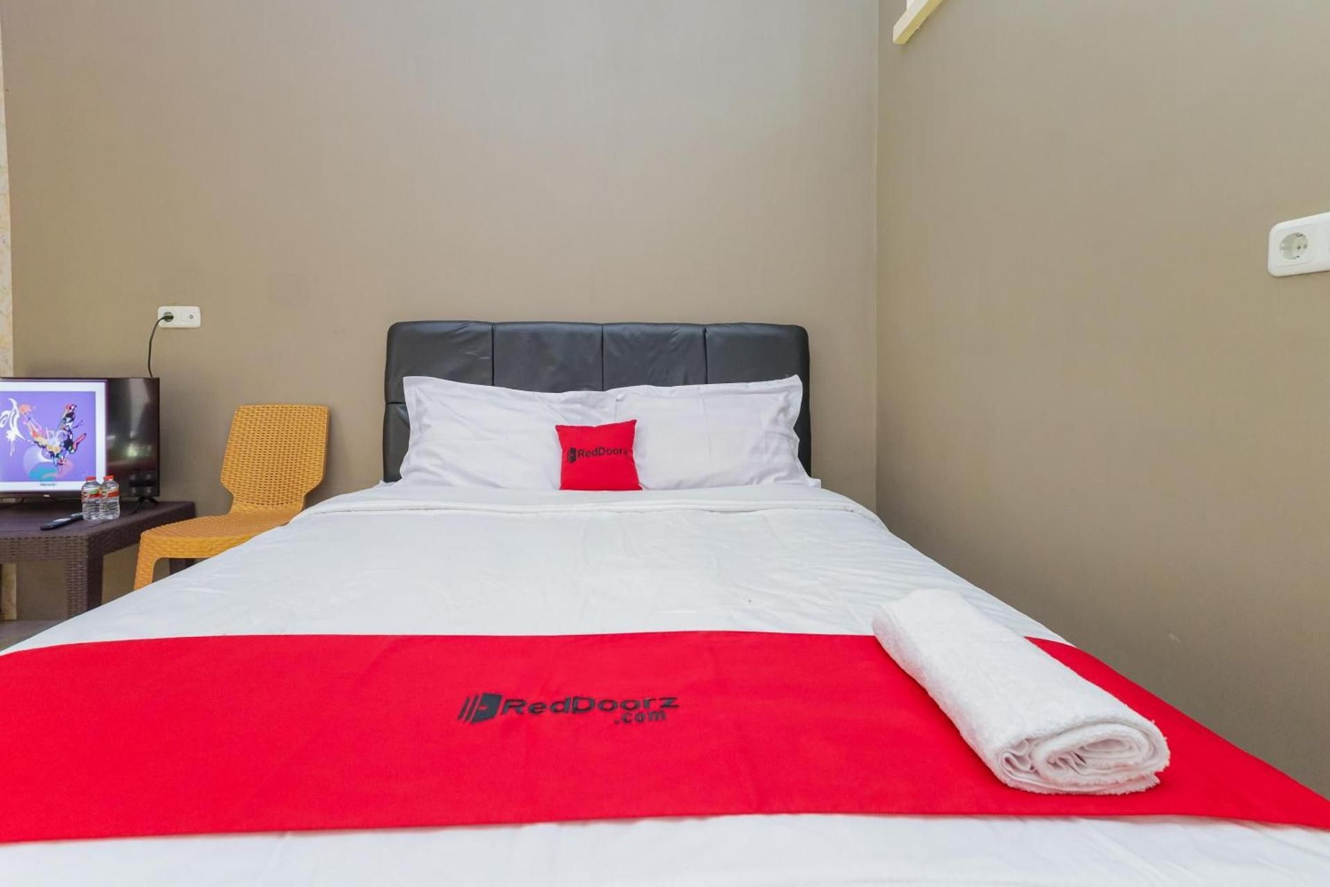 RedDoorz Plus @ Villa Bontes Batu Economy Double Room 3