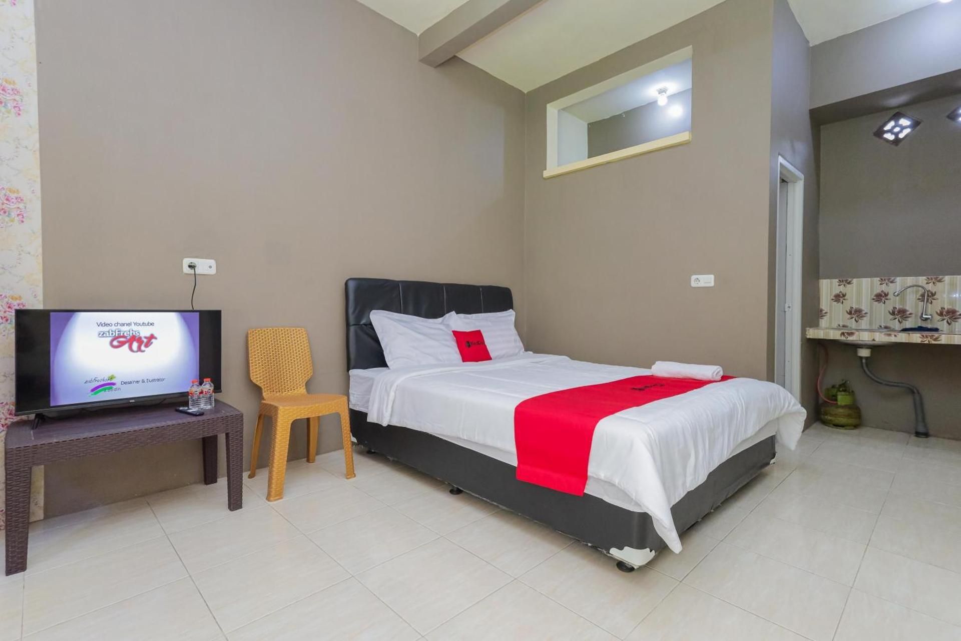 RedDoorz Plus @ Villa Bontes Batu Economy Double Room