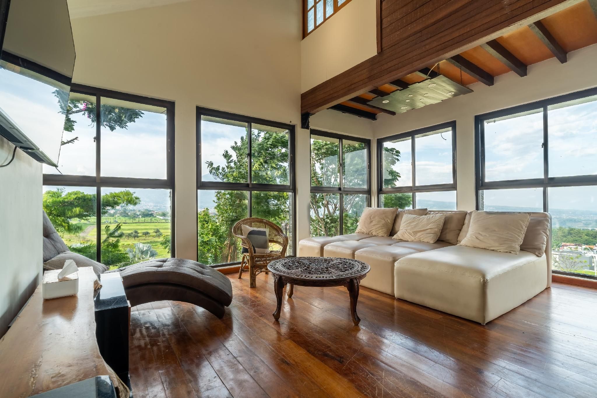 shared lounge/tv area