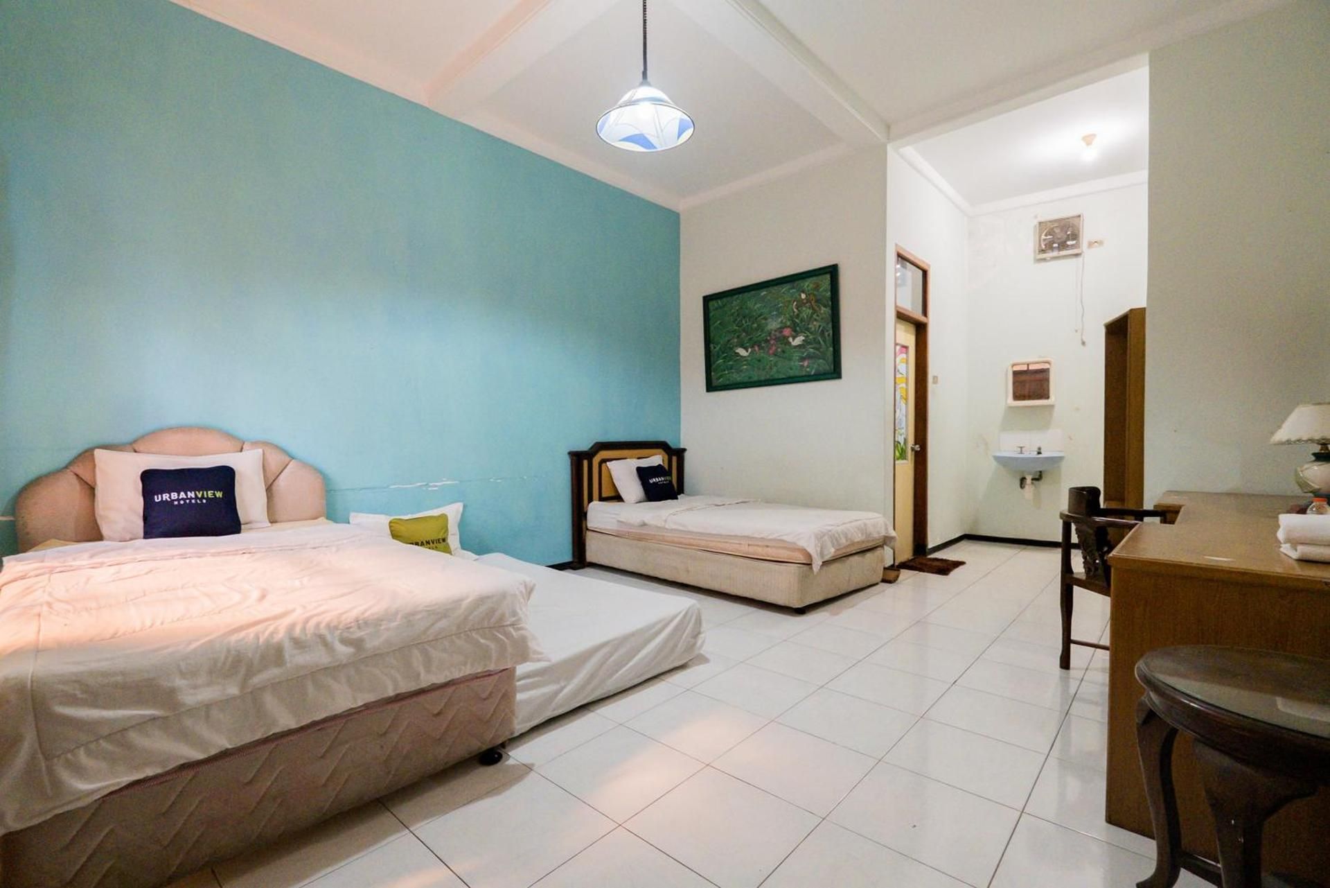 Urbanview Hotel Near Jatim Park 1 by RedDoorz Twin Room