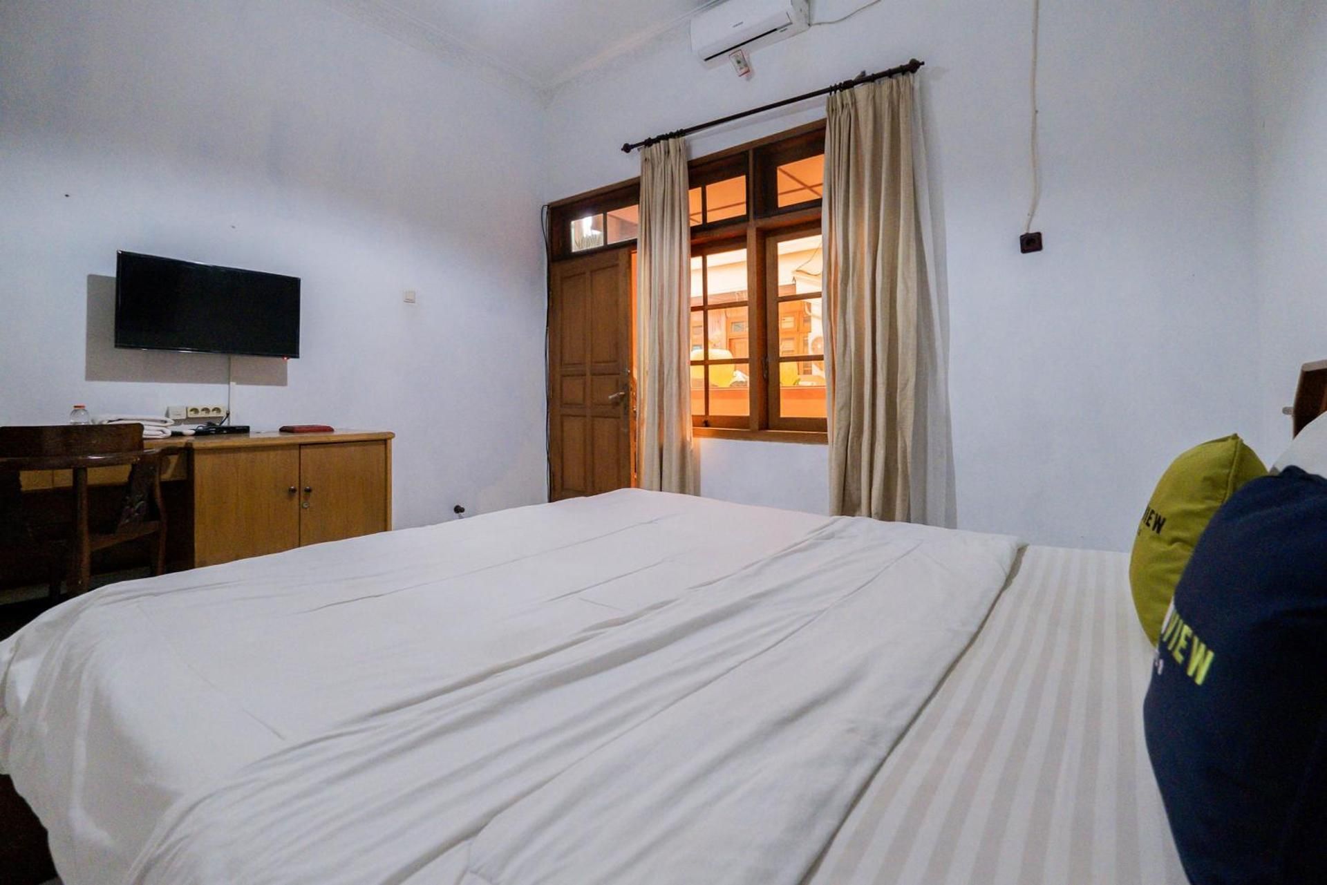 Urbanview Hotel Near Jatim Park 1 by RedDoorz Standard - Double 2