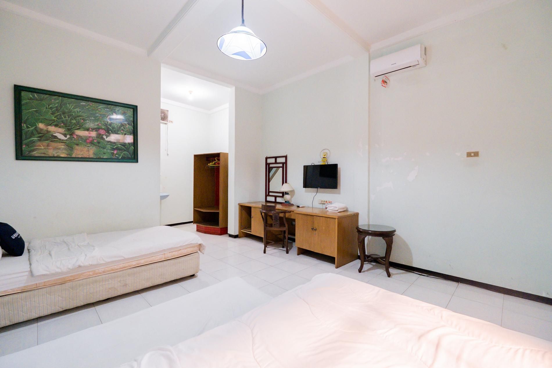 Urbanview Hotel Near Jatim Park 1 by RedDoorz Twin Room 2