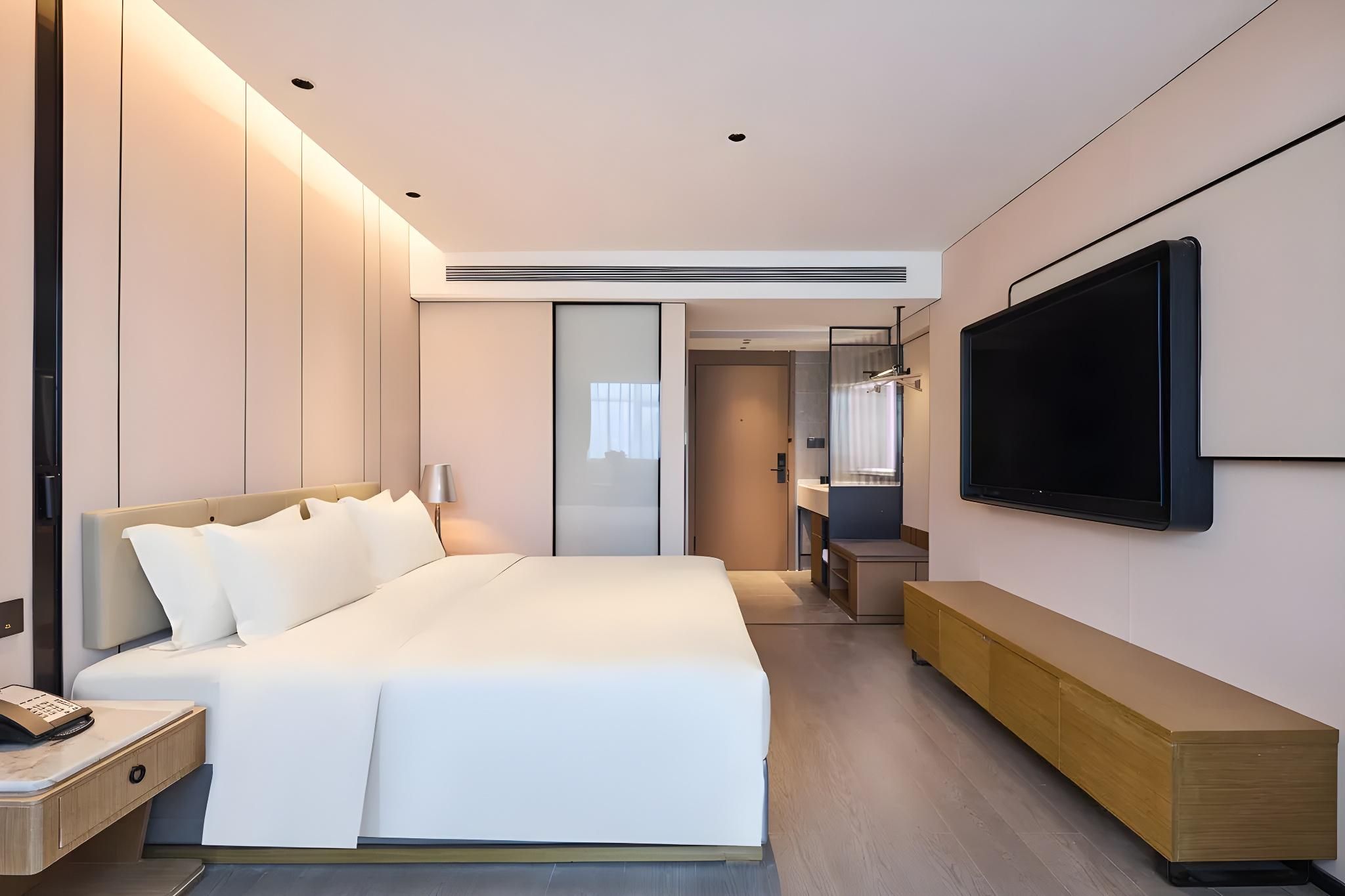 Zero Pressure Queen Room