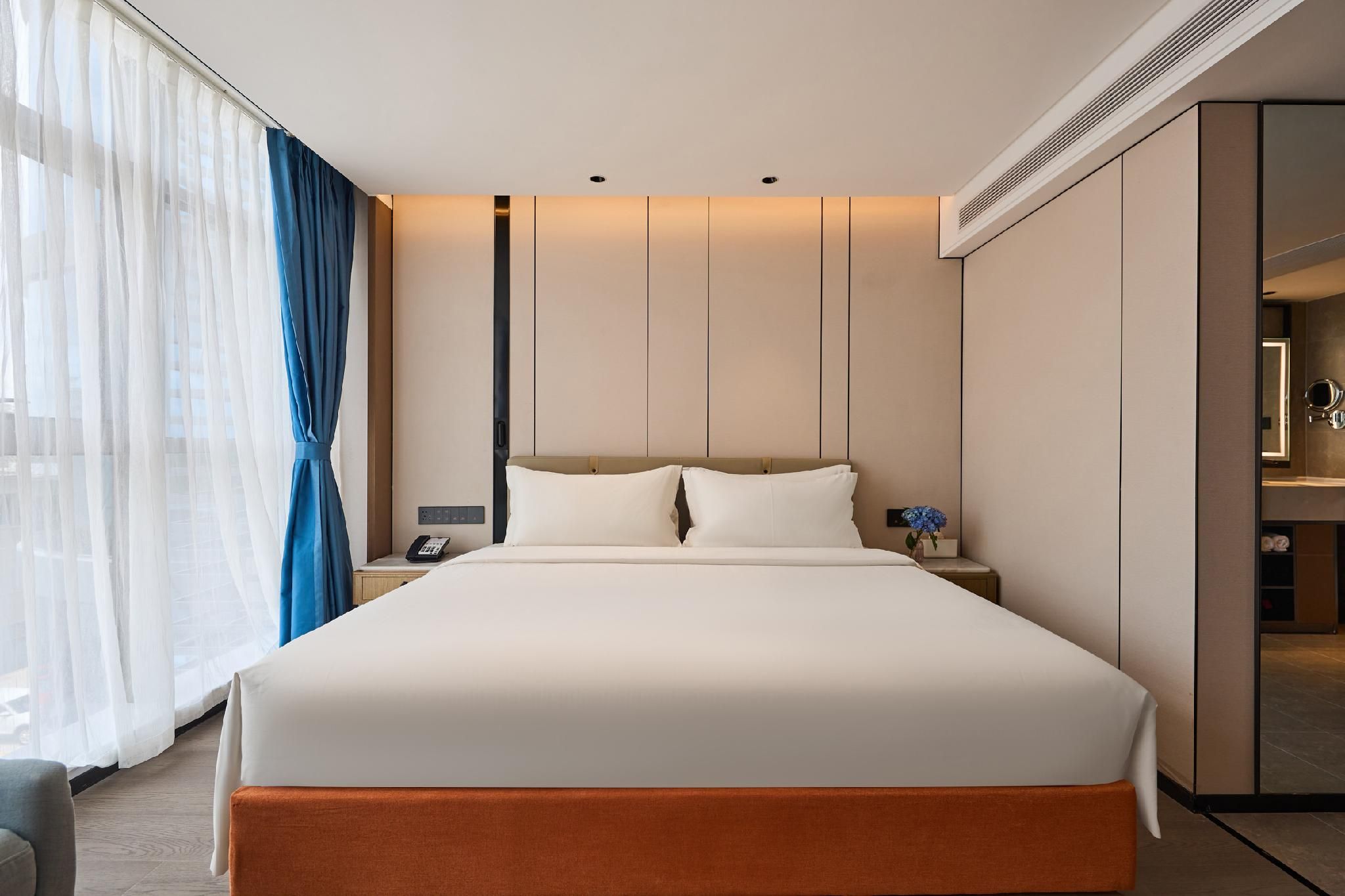Business King Room