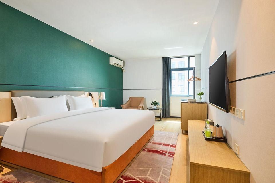Business Queen Room