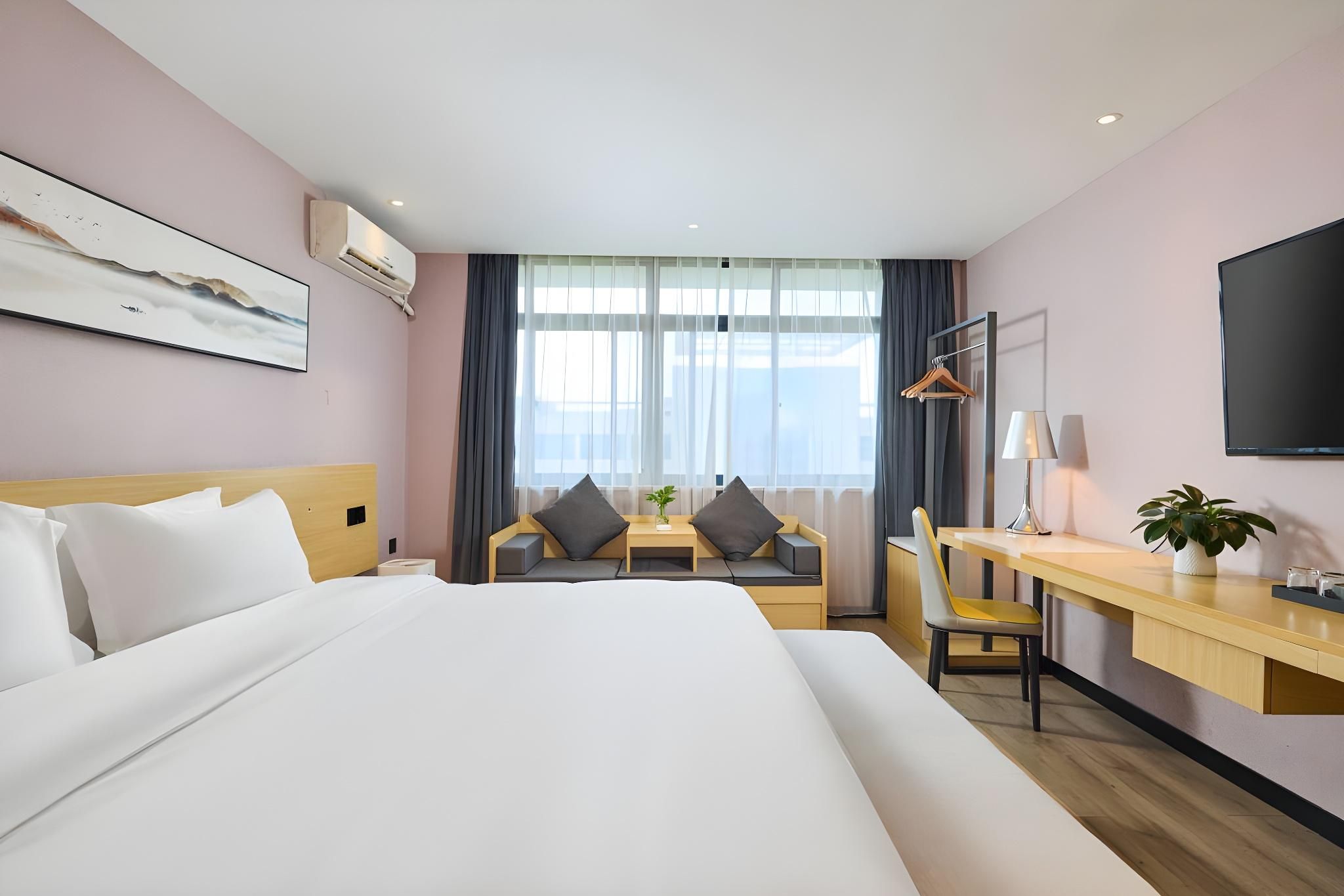Deluxe Queen Queen Room