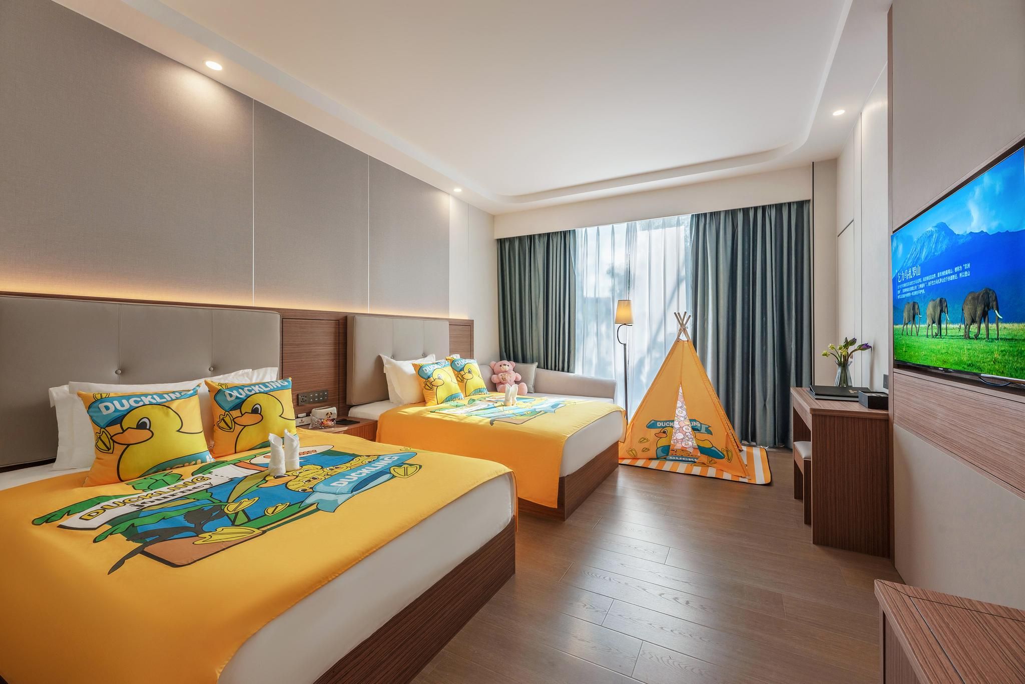 Family Connecting Rooms with King Bed and 2 Single Beds