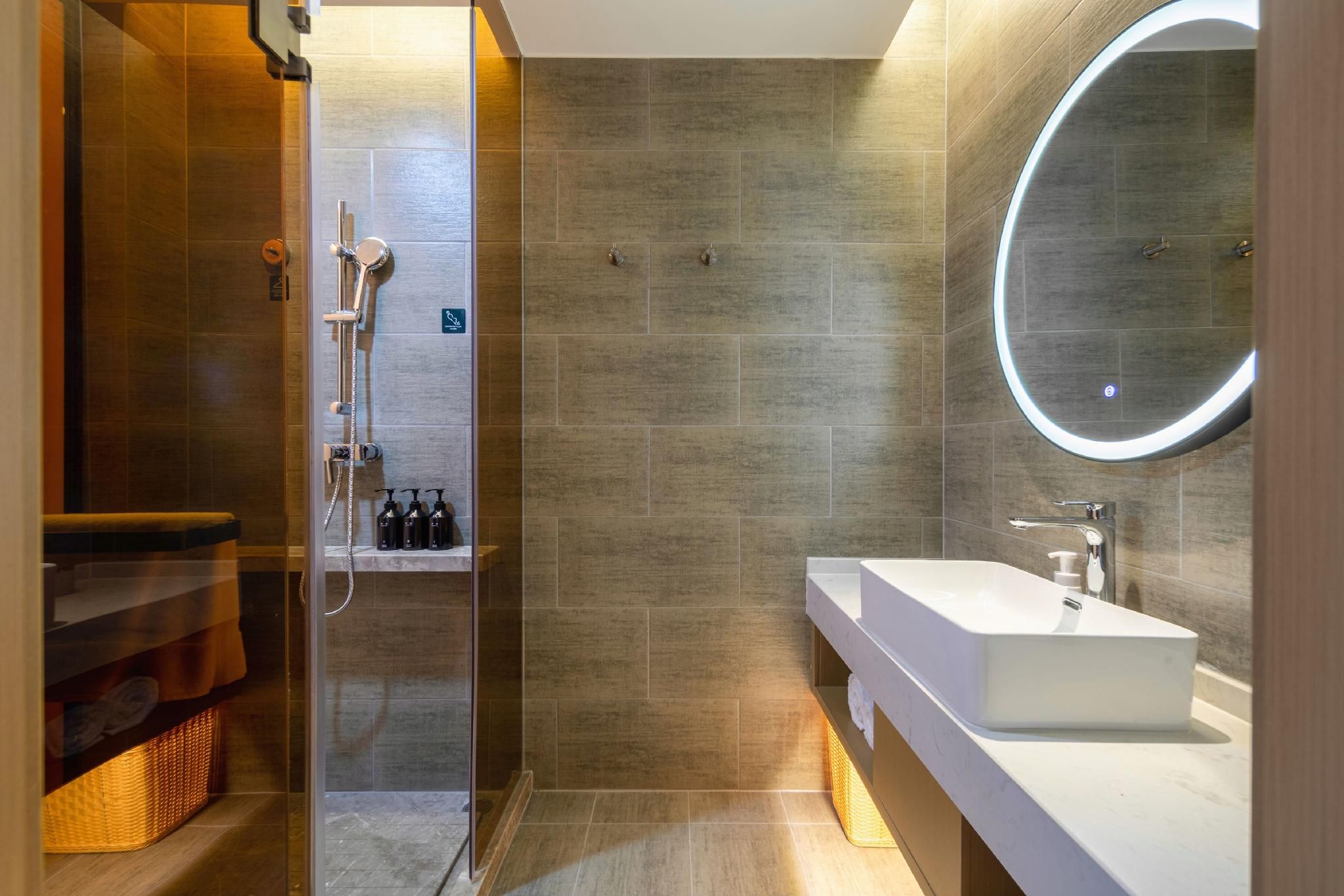 Atour Hotel Xiamen Meifeng Seaside Romantic Line Jimu Double Room with Lake View 2