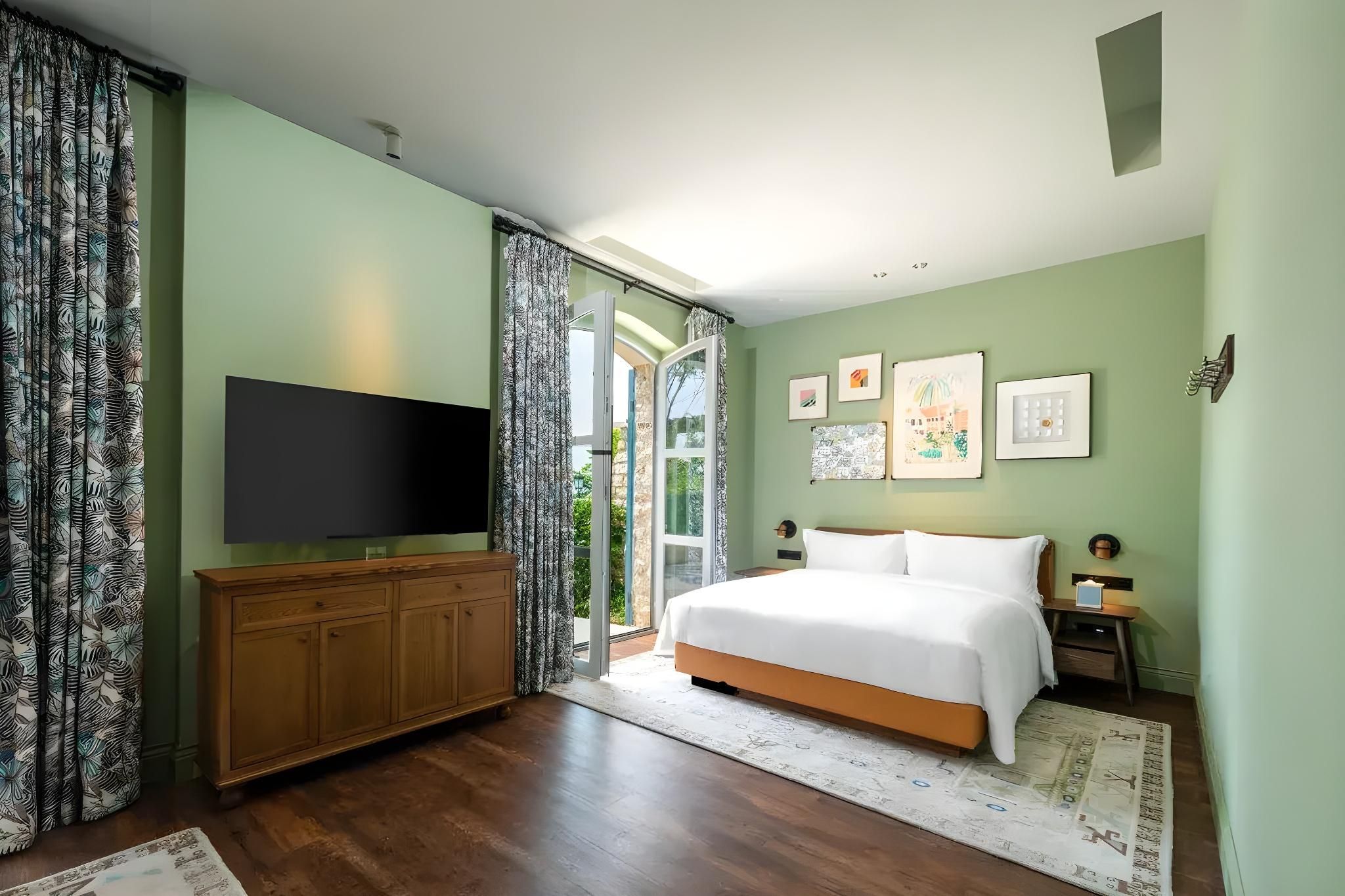 Courtyard Suite