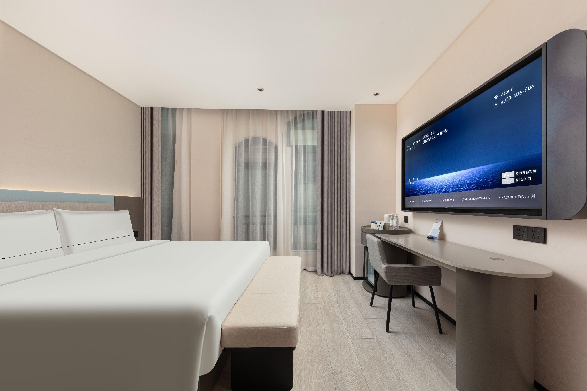 Standard Queen, Street View