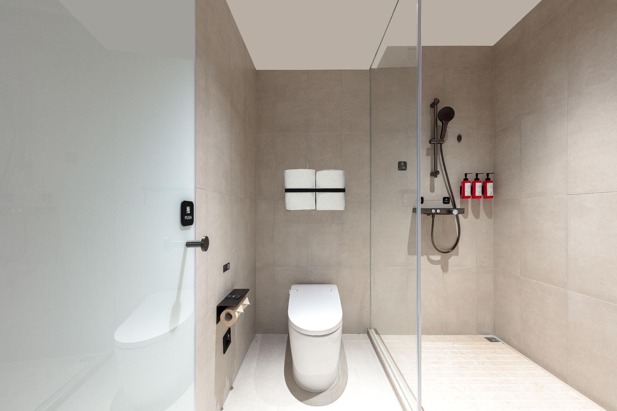 Standard Queen, Street View