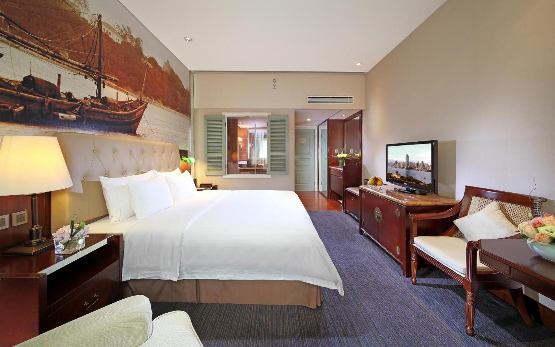 Deluxe King Room (City Double-decker Sightseeing Bus for 2 people + Indoor Children's Playground)