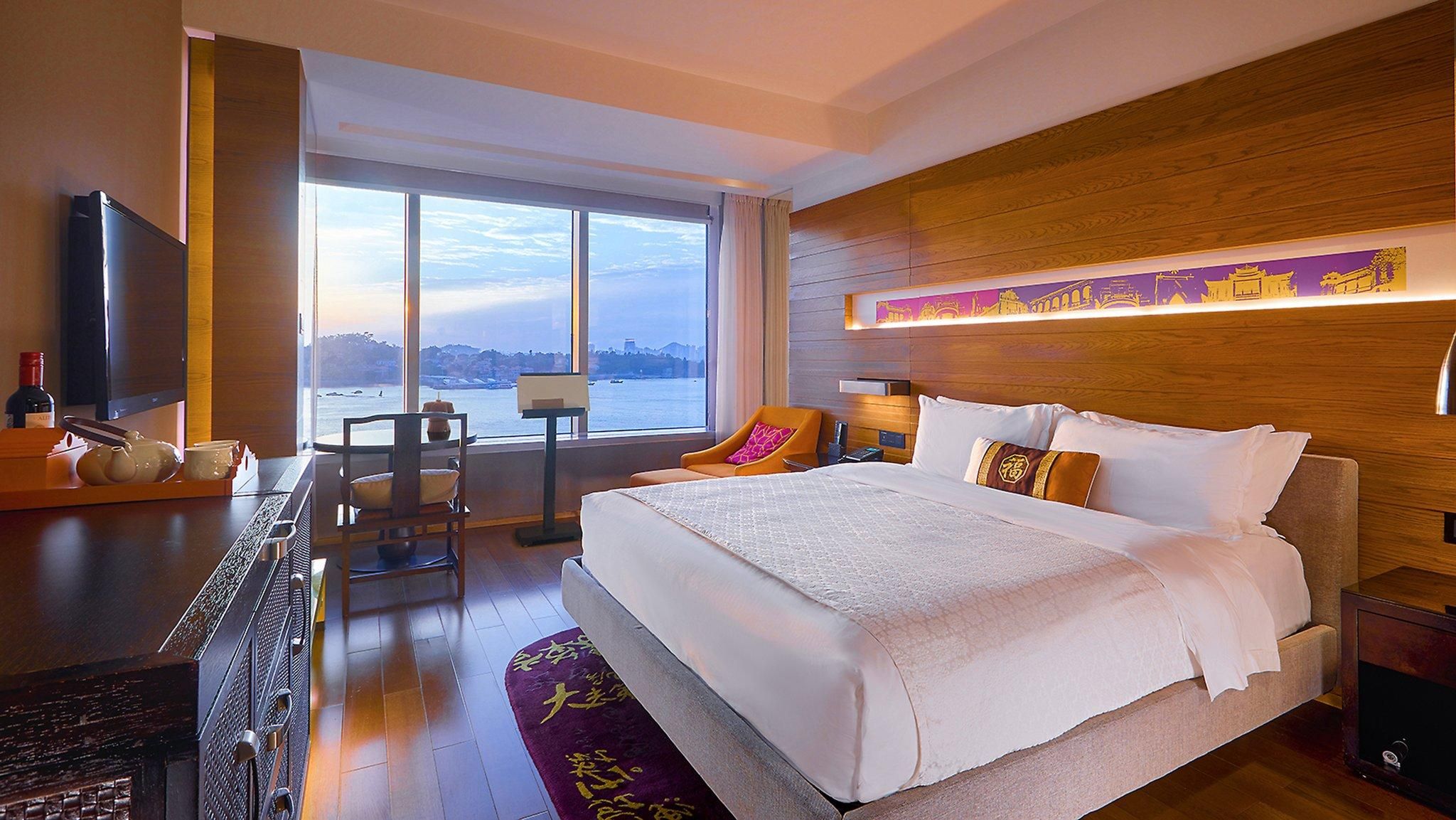 1 King Standard Sea View